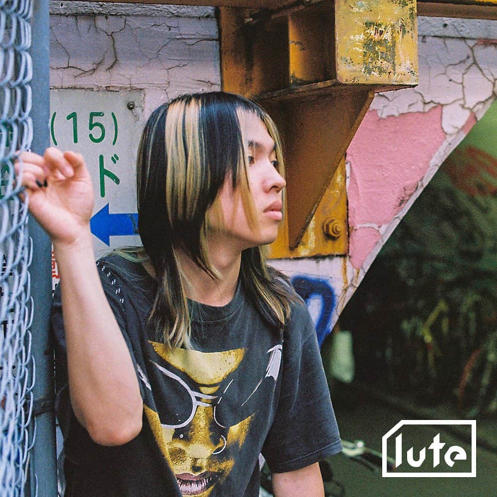 lute / ルーテのインスタグラム：「【 #lute COVER ARTIST】 東京を中心に活動するDJ/designerのsathi(@yuto_otk)が登場📺 最新のTRAPをはじめテクノやロック、さらにはボリウッドと個性的なmixが特徴。visionやharlem、wombなどの大型イベントにも出演する傍らブランドのポップアップストアやアンダーグラウンドな小箱に出演したりと、その活動は多岐にわたる。 またotakustreetwear名義(@otakustreetwear)でTシャツを展開しており、制作から販売まで全てを1人で行なっている。 . 左にスワイプしてね👆 . . Photo by @daichi__cam . . #lute #lutemedia #music #sathi #otakustreetwear」