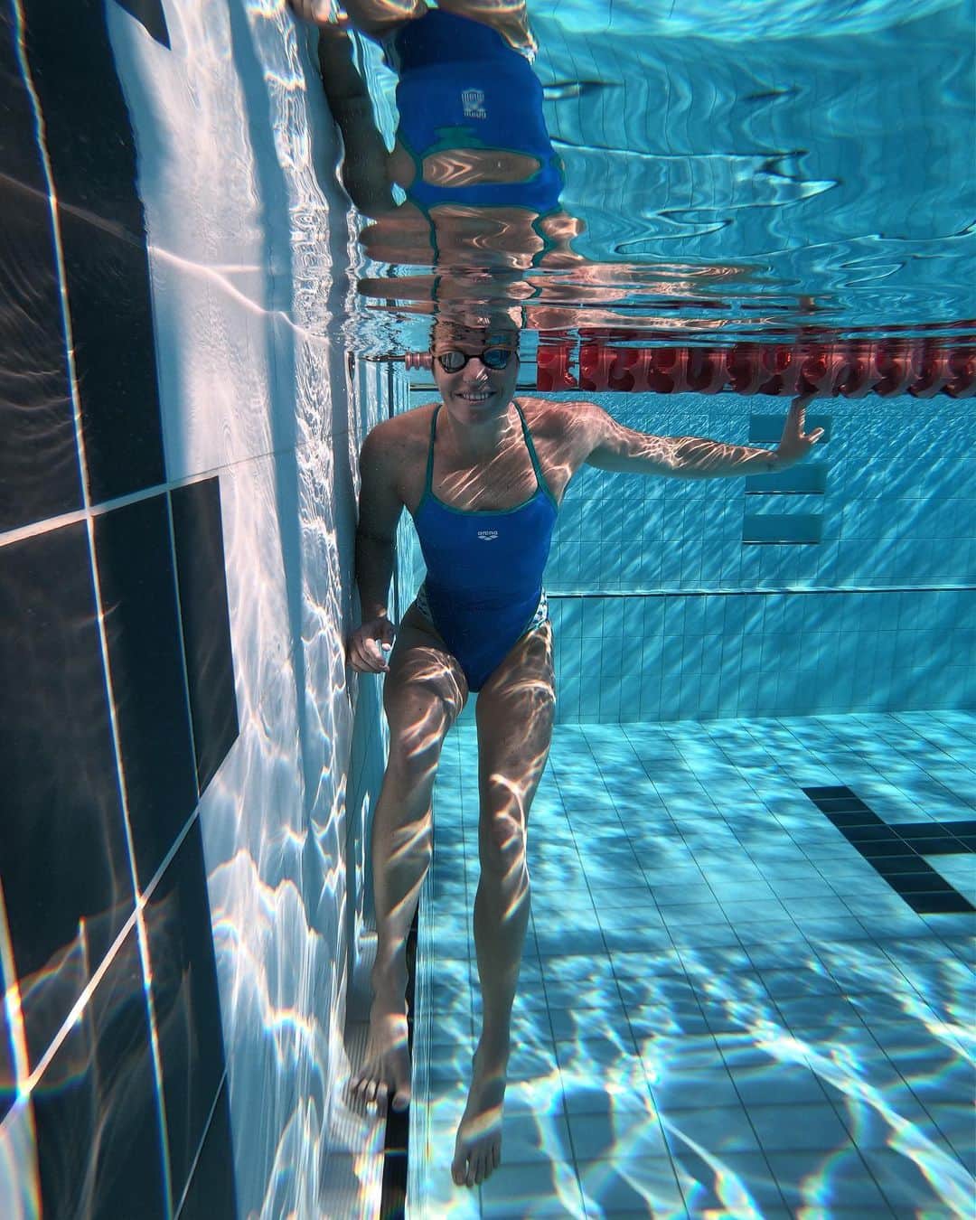 エミリー・シーボームのインスタグラム：「Living in the fast lane.  #swimming #underwater #goldcoast #training #water #athlete」