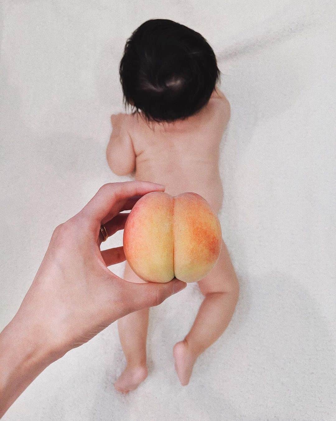 ソンイのインスタグラム：「これが本当の桃尻🍑🍑🍑 桃もお尻もママはかぶりつきたくなるぞ🤤💗 #生後4ヶ月 #男の子ベビー #ベビーフルーツ #桃尻」