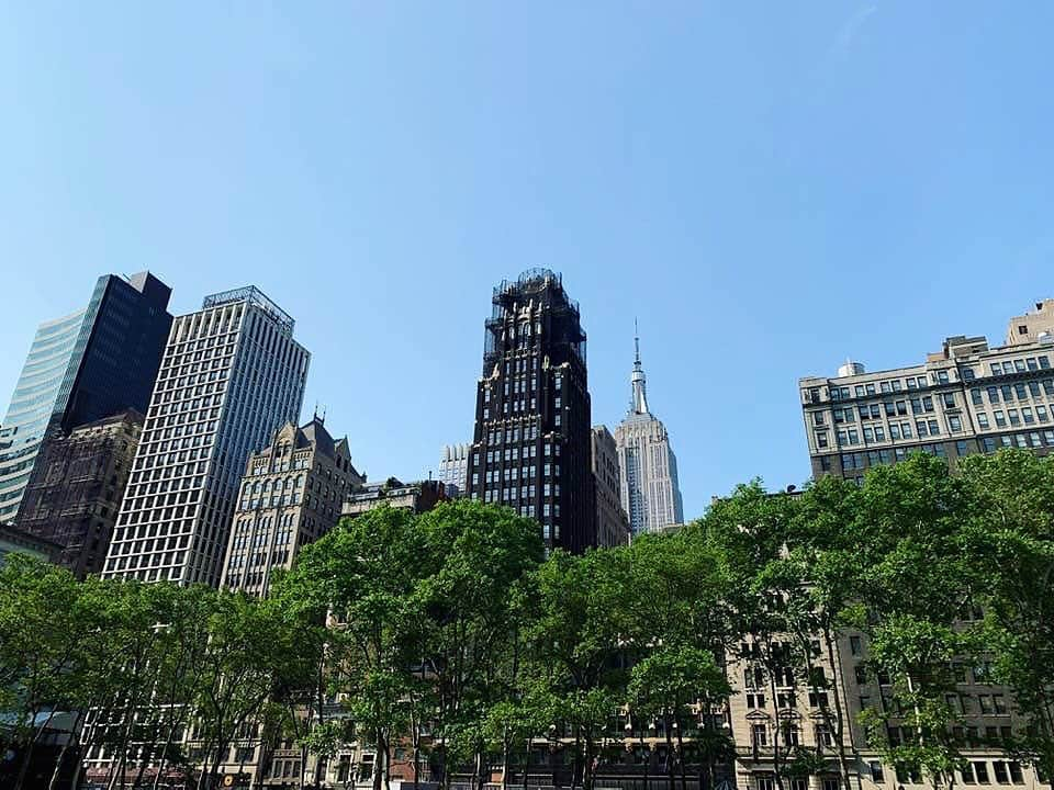 アメリカ大使館さんのインスタグラム写真 - (アメリカ大使館Instagram)「この緑の木々🌳🌳の向こうに見えるビルの景色🏙は、とってもニューヨーク🗽っぽい景色です。 どこか東京とも似てるかなぁ〜…⁉️ . #us #usa #america #newyork #nyc #manhattan #tree #building #citylife #streetscene #sky #studyabroad #park #spring #summer #アメリカ #留学  #海外生活 #旅行 #散歩 #公園 #気分転換 #都会 #建築 #木」7月23日 17時40分 - usembassytokyo