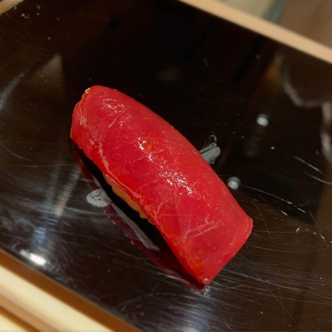 雨宮みずきさんのインスタグラム写真 - (雨宮みずきInstagram)「． 美味しいものを 大好きな人達と食べる😋🍣 ことほど幸せなことはないね！！ お店の大将もみなさん 親切な方ばかりでほっこりする❤️ 最後はしんみり深い話ししたな〜笑 ． ． #鮨 #寿司 #鮨在 #広尾 #江戸前寿司 #由う #sushi #japanesefood #東京グルメ #グルメ女子」7月23日 17時35分 - ammymzk0926