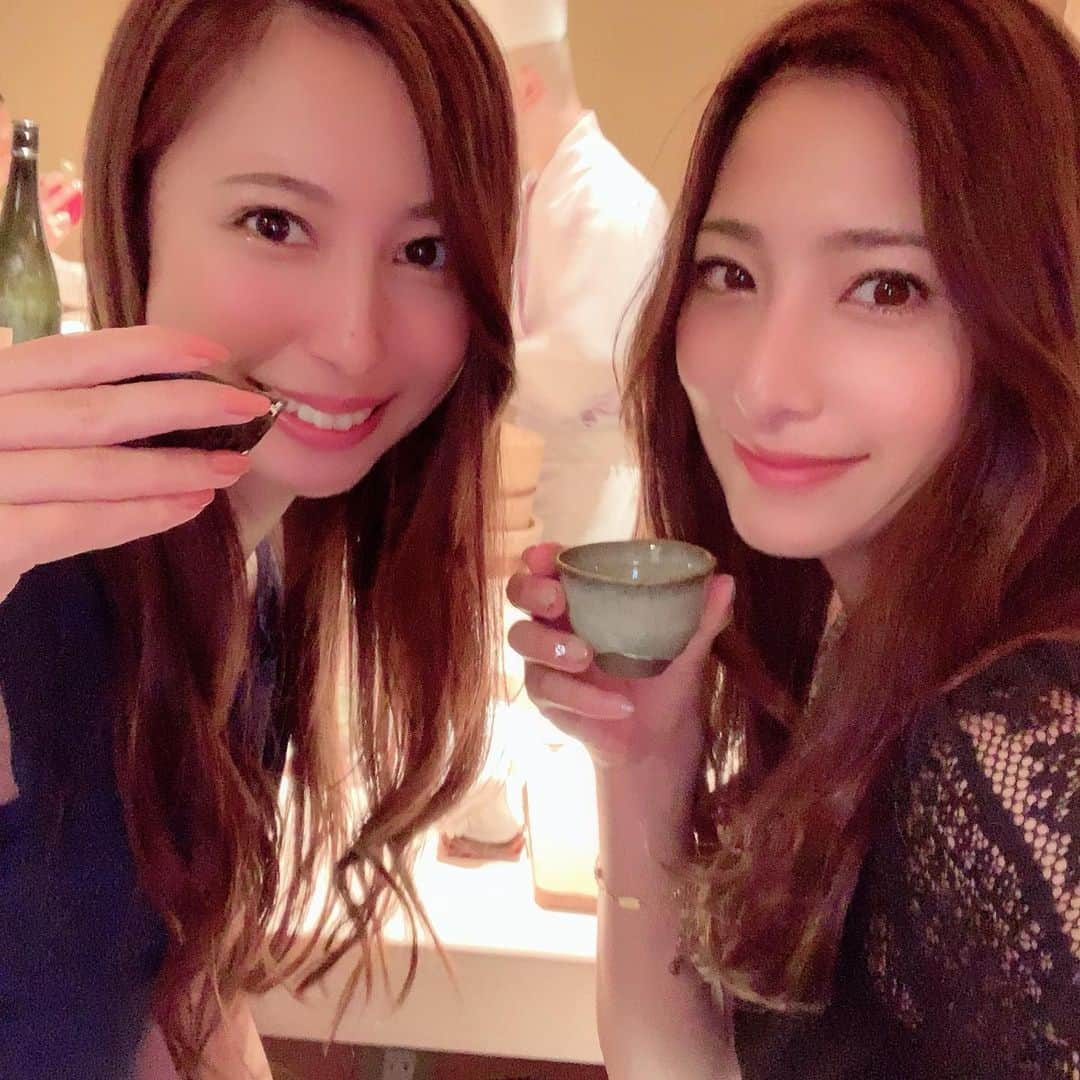 雨宮みずきさんのインスタグラム写真 - (雨宮みずきInstagram)「． 美味しいものを 大好きな人達と食べる😋🍣 ことほど幸せなことはないね！！ お店の大将もみなさん 親切な方ばかりでほっこりする❤️ 最後はしんみり深い話ししたな〜笑 ． ． #鮨 #寿司 #鮨在 #広尾 #江戸前寿司 #由う #sushi #japanesefood #東京グルメ #グルメ女子」7月23日 17時35分 - ammymzk0926