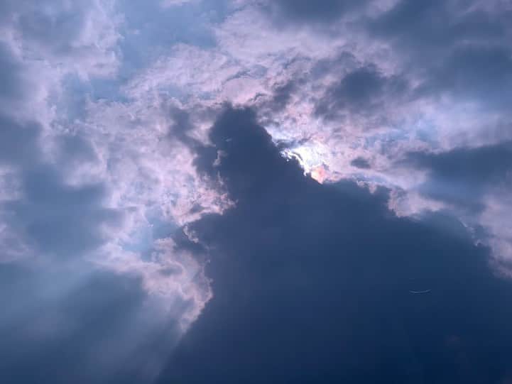 宇宙少女さんのインスタグラム写真 - (宇宙少女Instagram)「오늘 구름에 가려진 햇빛이 이뻐서 이 풍경을 우정이들도 한번 보라고 찍어봤다용 다들 오늘도 잘 보냈지?❤️#은서필름📷 #우주스타그램 #우주소녀 #은서」7月23日 17時43分 - wjsn_cosmic