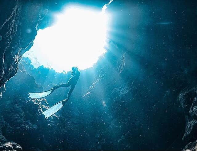 のインスタグラム：「【📍下地島🐬】 . . 【📷 by @eye0816】 . . —————————————————— 真っ青な世界に通る光が とても神秘的です😳💕 夏にいってみたいですね😆 —————————————————— 素敵な女子旅をされている方をご紹介させていただきます！✨ 写真は全てご本人に【掲載許諾】を頂いています #Stayway女子旅 というハッシュタグをつけて是非投稿してください♪ Instagram・Twitter・Stayway mediaにてご紹介させていただきます！ ——————————————————— 【Staywayとは？】 Staywayはホテルやゲストハウスなどの宿泊施設はもちろん、世界中のコテージ・ヴィラ・一軒まるごとレンタルに古民家なども検索できるサイト 価格・ロケーションなど幅広いニーズに答え、利用者にあった宿泊先を素早く見つけることが可能👍✨ 素敵な旅には素敵な宿泊施設を🌃 Staywayで探してみませんか？✈️ ——————————————————— #Stayway女子旅 #Stayway_沖縄 #沖縄 #下地島 #okinawa #shimojishima #travel #trip #instatravel #旅 #旅行 #travelgram#mytravelgram #instatravel #instagenic#photogenic #ダレカニミセタイケシキ #写真好きな人と繋がりたい #カメラ好きな人と繋がりたい #フォトジェニックnia"」