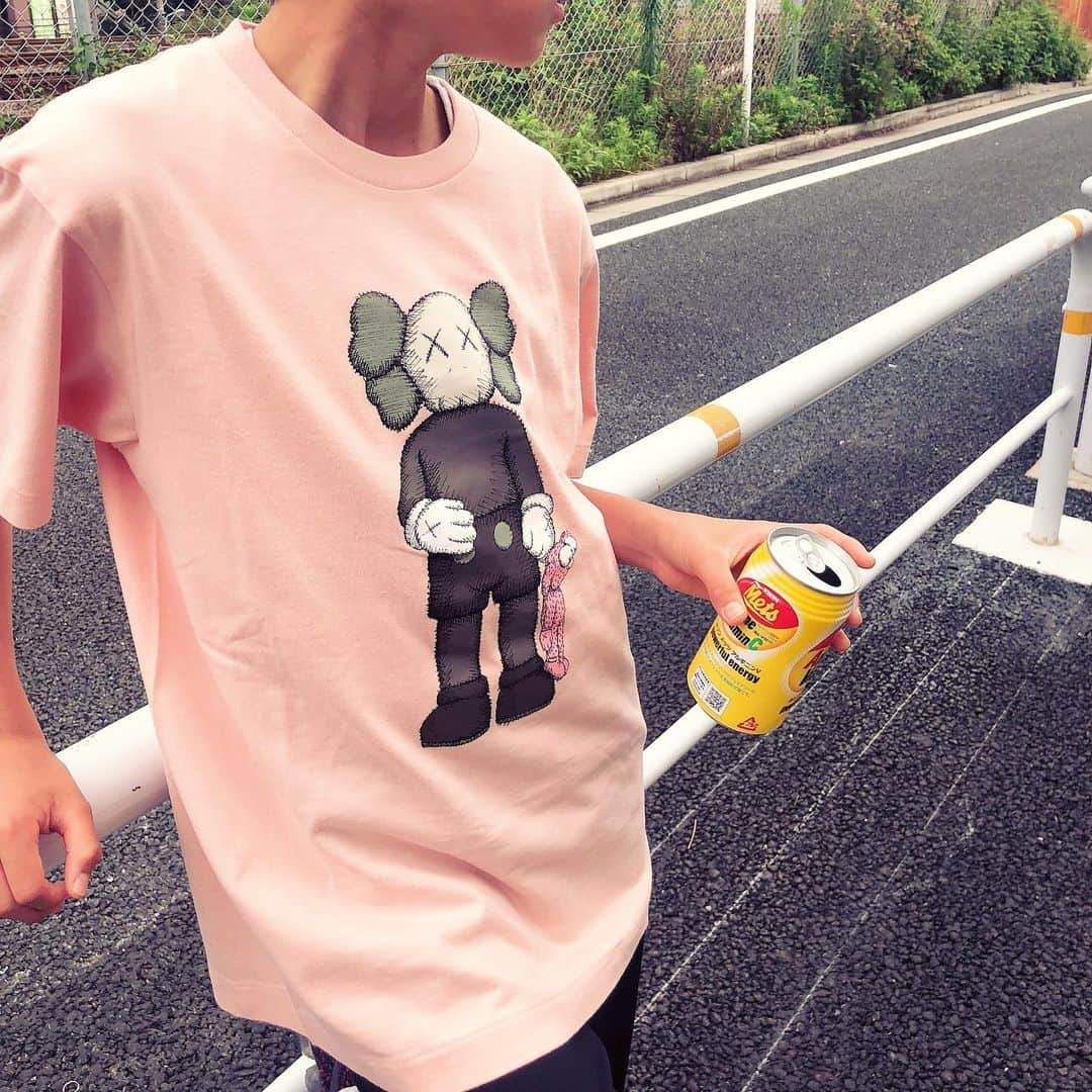 YUUKIさんのインスタグラム写真 - (YUUKIInstagram)「@kaws ✖️ @uniqlo  男子ピンク(^^)。なかなかいいね  #uniqlo #kaws #instafashion #ootd #streetfashion #photooftheday #photography #instagood #pink #ユニクロ #コラボ #ネットショッピング #話題 #男子ピンク #親子兼用 #コスパ良し」7月23日 17時46分 - yuuki_._official