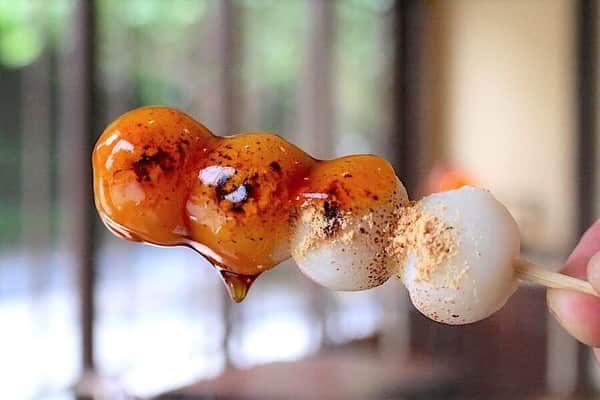 のインスタグラム：「.﻿ ✩★------------------﻿ トロ～リ、アツアツのソースで味わう団子が絶品﻿ 「みたらしフォンデュ」🍡﻿ ------------------✩★﻿ ﻿ みたらしソースと粒あんの2種類がある「お団子フォンデュ」✨﻿ ﻿ 用意される団子は4個×3本で、ほんのり焼き目を付け、香ばしいきな粉をまぶしてあります🤩﻿ アツアツのみたらしソースが団子をとろ～り包み、まるで作り立てのよう！﻿ 団子の絶妙なモチモチ食感とともに、みたらしの豊かな風味が口いっぱいに広がります😉💕﻿ ﻿ 二度付けすれば、みたらしの甘じょっぱい濃厚な味わいが一層楽しめます😋﻿ 出来合いのみたらし団子とは一線を画す、フォンデュならではの味わいに感動です♪﻿ ﻿ 🍵：新宿御苑 ろまん亭﻿ 📍：新宿御苑前﻿ 詳細はアカウントトップから﻿ 👉@lets_enjoytokyo﻿ ﻿ #レッツエンジョイ東京 #ぐるなび ﻿ #おでかけ #トキメキ女子﻿ #新宿御苑ろまん亭 #ろまん亭﻿ #団子 #だんご ﻿ #みたらし #フォンデュ﻿ #みたらしフォンデュ﻿ #みたらし団子 #あまじょっぱい﻿ #きな粉 #きなこ﻿ #もちもち #東京カフェ ﻿ #和スイーツ #甘味処﻿ #和菓子 #東京スイーツ﻿ #スイーツ部 #スイーツ巡り ﻿ #カフェ部 #カフェ巡り ﻿ #食べるの好きな人と繋がりたい﻿ #新宿カフェ #新宿御苑前カフェ﻿ #新宿御苑前」
