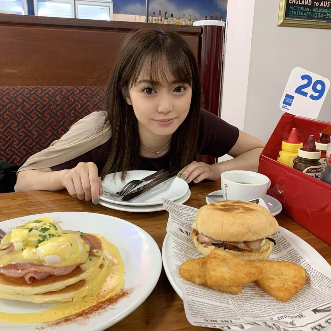 奥仲麻琴さんのインスタグラム写真 - (奥仲麻琴Instagram)「ゴールドコースト行ったら必ずいくパンケーキパラダイス🥞🌴 店員さんがとってもやさしい☺︎ 食材買ってほとんどお部屋で食べてたよ。  #pancakeparadise #surfersparadise #woolworthsfood  #着いてすぐ #浮腫んだひと #笑」7月23日 17時59分 - okunaka_makoto