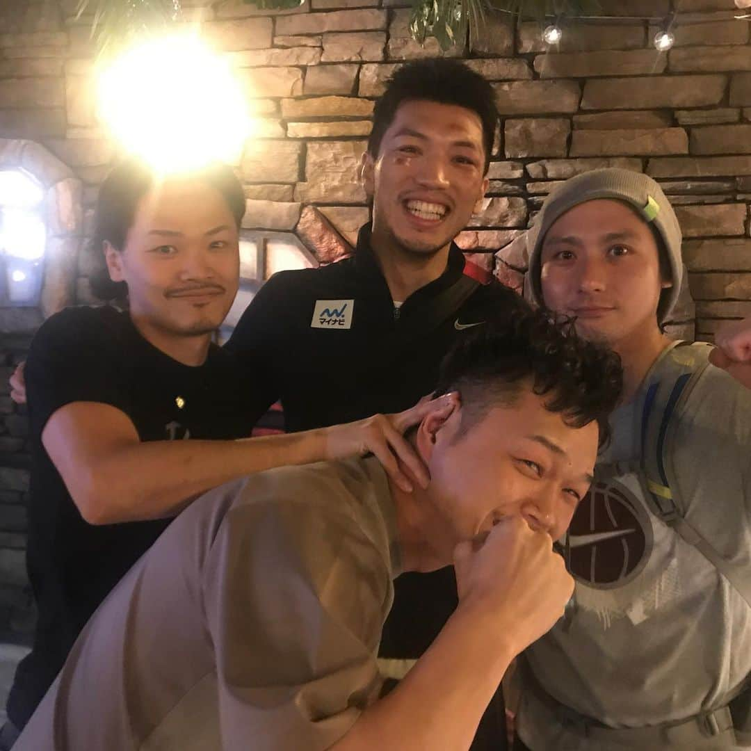 村田諒太さんのインスタグラム写真 - (村田諒太Instagram)「試合後の打ち上げにて 南京の同期生達と 毎日一緒いたなあ… 最高の三年間やったな 向井、これからどうすんねん 余計なお世話か  ともかく、高校で出会えた仲間は最高です ありがとうございます #boxing #ボクシング #同級生 #南京都高校 #classmate #ナンキン」7月23日 18時00分 - ryota_murata_official