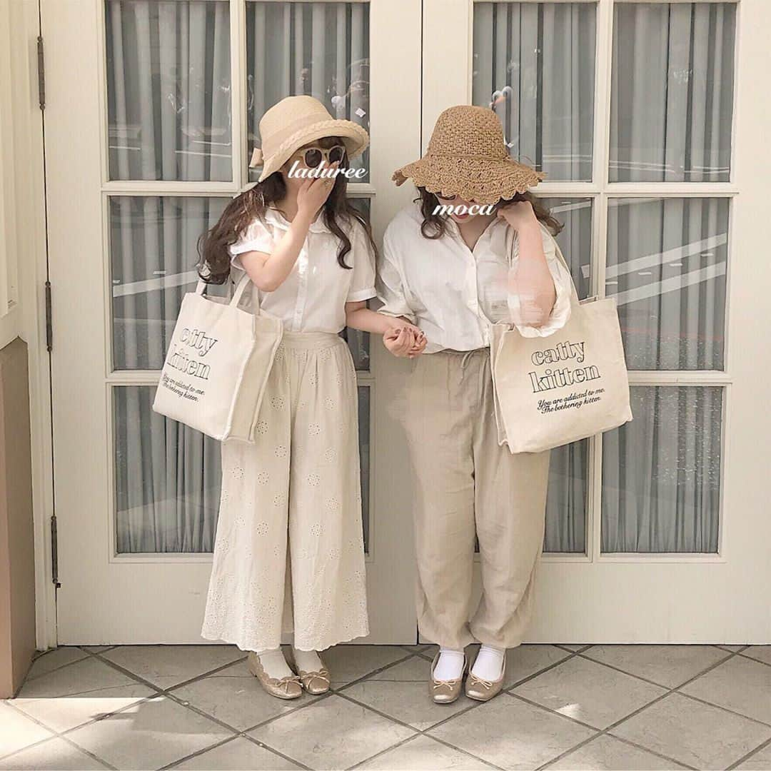 RiLiさんのインスタグラム写真 - (RiLiInstagram)「オシャレな【顔隠しテク】🧸🍒 ..... インスタにファッション投稿をしたいけどお顔を出すのはちょっと抵抗があるなあ…💭そう思ってるコも多いのでは？🤔🤔🤔お顔を隠しても違和感のない写真の撮り方を知りたいっ🥺💖そんな時はオシャレなインスタグラマーさんの投稿に【顔隠しテク】のヒントがあるかも💡 ①被り物🧢で隠す ②お花🌼で隠す ③手書きの線や文字、絵文字☺︎で隠す ⑤スマホ📱で隠す 他にも、サングラスやかわいい食べ物で隠すのもアリだねっ😻😻😻 ポイントはいかに自然な感じの写真が撮れるかということ❣また、お顔だけが残念になっちゃった😢💔そんな時もこのテクニックを使えば系統を崩さないでかわいい投稿ができちゃうよ🌟自分に合った顔隠しテクを身につければもっとかわいい投稿ができるようになるかも🙊💖 ❣ ❣ ❣ ❣ ❣ サイトやSNSで掲載させていただくお写真募集中😘📸 かわいいコーデやアイテム、注目スポットなどが撮れたら、ハッシュタグ→#rili_tokyo  を付けて投稿❗ ． Special Thanks💋 Photo by@1437yanyan @iam_laduree @5353mik @30mmio @r.kaaa @miii_pi @raakoo02 @akari___0302 @hono1222 @miii___yuu7 ． #夏 #夏コーデ #顔隠し #キャップ #麦わら帽子 #お花 #ドライフラワー #加工 #落書き #ファンキャップ #ディズニー#ブラウンコーデ #ベージュコーデ  #ワントーンコーデ #シンプルコーデ  #カジュアルコーデ #ガーリーコーデ #置き画 #置き画くら部 #今日のコーデ #コーデ #コーディネート #RiLi  #おしゃれさんと繋がりたい #お洒落さんと繋がりたい #ファッション #패션스타그램 #ootd #outfit」7月23日 18時00分 - rili.tokyo