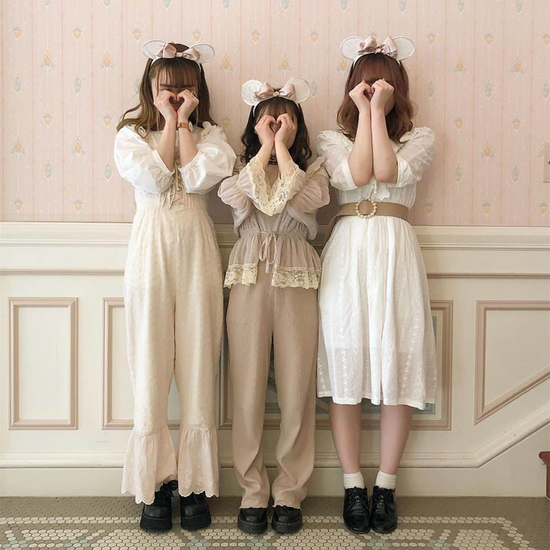 RiLiさんのインスタグラム写真 - (RiLiInstagram)「オシャレな【顔隠しテク】🧸🍒 ..... インスタにファッション投稿をしたいけどお顔を出すのはちょっと抵抗があるなあ…💭そう思ってるコも多いのでは？🤔🤔🤔お顔を隠しても違和感のない写真の撮り方を知りたいっ🥺💖そんな時はオシャレなインスタグラマーさんの投稿に【顔隠しテク】のヒントがあるかも💡 ①被り物🧢で隠す ②お花🌼で隠す ③手書きの線や文字、絵文字☺︎で隠す ⑤スマホ📱で隠す 他にも、サングラスやかわいい食べ物で隠すのもアリだねっ😻😻😻 ポイントはいかに自然な感じの写真が撮れるかということ❣また、お顔だけが残念になっちゃった😢💔そんな時もこのテクニックを使えば系統を崩さないでかわいい投稿ができちゃうよ🌟自分に合った顔隠しテクを身につければもっとかわいい投稿ができるようになるかも🙊💖 ❣ ❣ ❣ ❣ ❣ サイトやSNSで掲載させていただくお写真募集中😘📸 かわいいコーデやアイテム、注目スポットなどが撮れたら、ハッシュタグ→#rili_tokyo  を付けて投稿❗ ． Special Thanks💋 Photo by@1437yanyan @iam_laduree @5353mik @30mmio @r.kaaa @miii_pi @raakoo02 @akari___0302 @hono1222 @miii___yuu7 ． #夏 #夏コーデ #顔隠し #キャップ #麦わら帽子 #お花 #ドライフラワー #加工 #落書き #ファンキャップ #ディズニー#ブラウンコーデ #ベージュコーデ  #ワントーンコーデ #シンプルコーデ  #カジュアルコーデ #ガーリーコーデ #置き画 #置き画くら部 #今日のコーデ #コーデ #コーディネート #RiLi  #おしゃれさんと繋がりたい #お洒落さんと繋がりたい #ファッション #패션스타그램 #ootd #outfit」7月23日 18時00分 - rili.tokyo