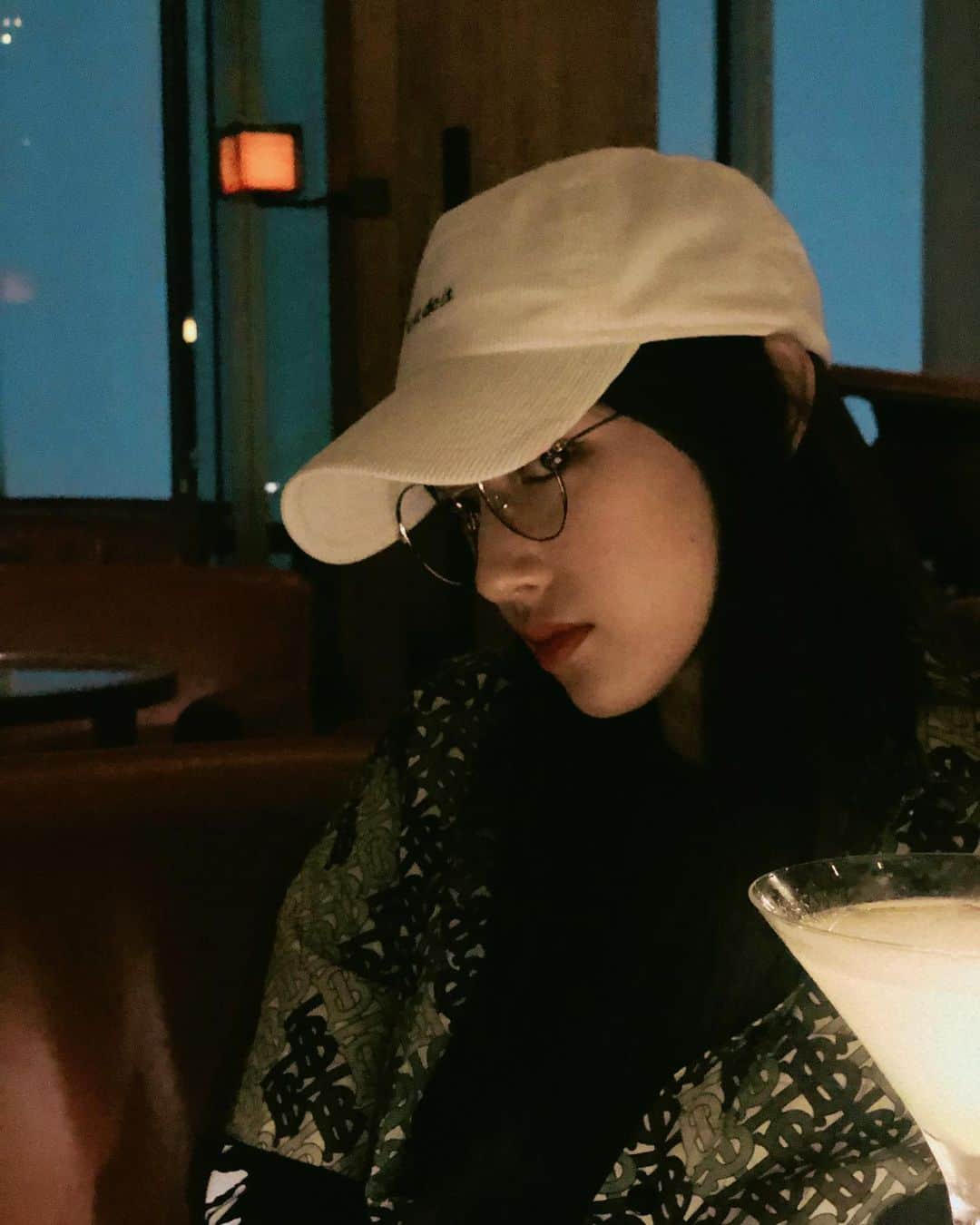 のインスタグラム：「bye ✈️」