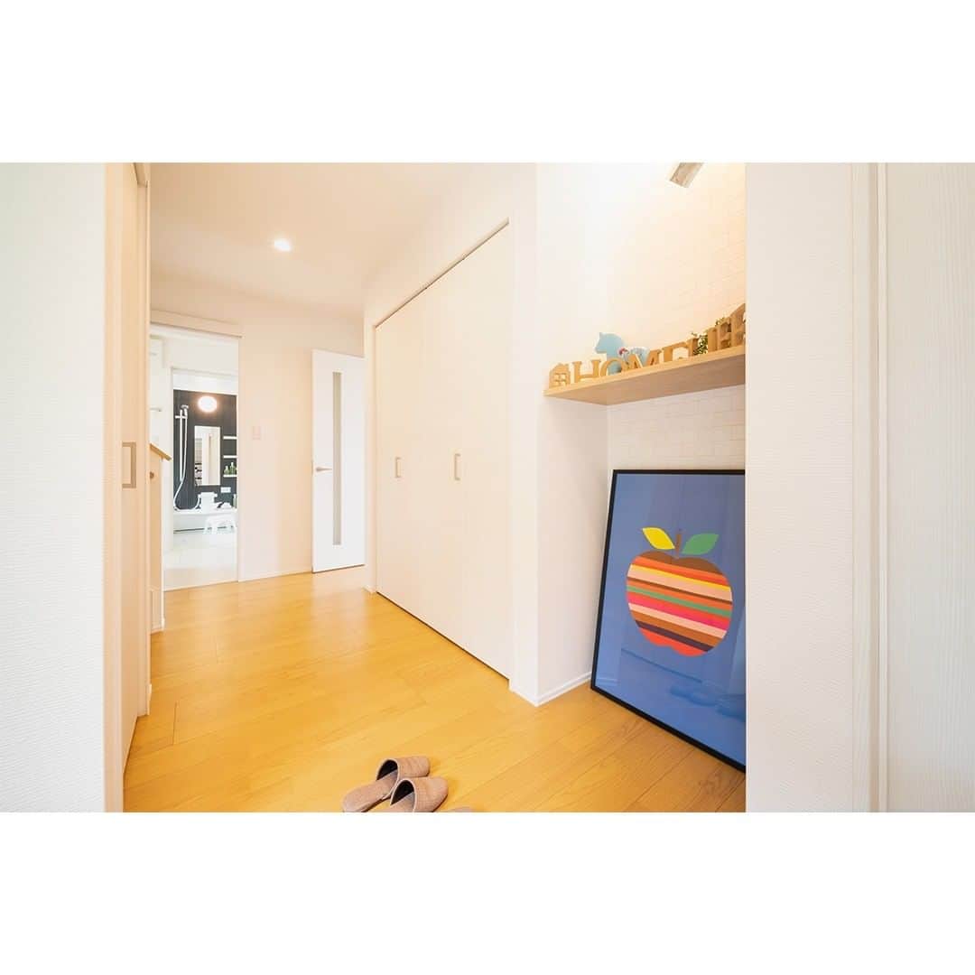 homelife 夢を叶える暮らし方のインスタグラム：「【広々玄関ホール】 . . 広々とした玄関ホールには大容量の収納がありとっても機能的☆ 玄関からリビング・階段・洗面室に行ける動線もいいですね！ . . こちらのお家はアーキホームライフのお施主様邸の施工写真です。 その他の施工写真は、 @homelife_gallery のURLからご覧いただけます。 . . #玄関 #玄関インテリア #玄関収納 #広々玄関 #エントランス #シンプルな暮らし #理想の家 #おしゃれな家 #マイホーム計画 #ローコスト住宅 #マイホーム #夢のマイホーム#福知山 #豊岡 #加東 #姫路 #注文住宅 #自由設計 #デザイン住宅 #myhome #family #house #home #homelife_京都 #homelife_大阪 #homelife_兵庫 #ホームライフ #ホームライフ100 #アーキホームライフ」