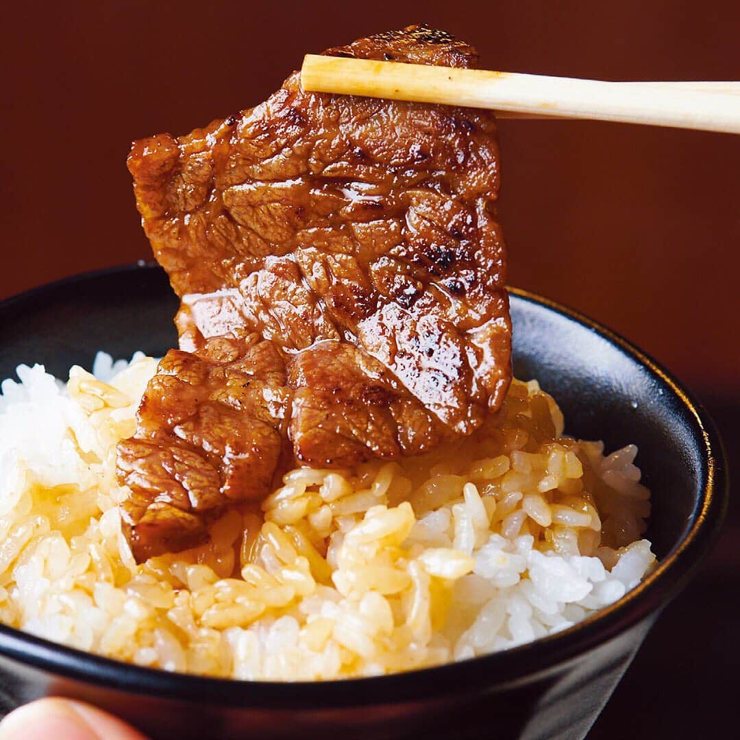 東京カレンダーさんのインスタグラム写真 - (東京カレンダーInstagram)「炊き立てごはんをほおばる幸せ！やみつき必至のタレ焼肉 . タレ焼肉界の最先鋒ともいうべき店が『たれ焼肉のんき』。明快でわかりやすいメニュー構成と大衆的な雰囲気、何よりそのタレとお肉のうまさにハマる人が続出。炊きたてのごはんにお肉をバウンドさせて、口いっぱいほおばって！【by東カレ編集部】 . 店名 ▷たれ焼肉のんき 浜松町店 最寄り駅 ▷浜松町 ジャンル ▷肉料理 焼肉・ホルモン 居酒屋・ダイニングバー TEL ▷03-6435-8664 住所 ▷港区浜松町 2-9-1 高橋第3ビル 1F シチュエーション ▷ワイガヤ . #東京カレンダー #東カレ #東カレグルメ #東京グルメ #都内グルメ #tokyocalendar #浜松町 #浜松町グルメ #肉  #肉好き #肉食女子  #大門 #大門グルメ #焼肉 #タレ焼肉 #foodie #yakiniku #tokyofood #japanesebbq #wagyu  #東カレを知らない若者に広めたい」7月23日 18時01分 - tokyocalendar