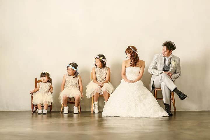 デコルテウエディングフォトグループさんのインスタグラム写真 - (デコルテウエディングフォトグループInstagram)「【全10枚！ #親子の日 特集✨】ナシ婚のお二人にもおすすめの「家族写真」👪晴れ姿を家族と共に楽しみ、一緒の思い出に。﻿ ﻿ 結婚式を挙げない「ナシ婚」が多い今。﻿ 「結婚」という大切な思い出を、美しい写真で記録する﻿ 『フォトウェディング』を提案するデコルテにも、﻿ 様々な結婚写真のご相談をいただくようになりました。﻿ ﻿ 本日は「家族写真」についてお話させて下さい✨﻿ ﻿ ＼日頃なかなか撮影できない家族写真📸／﻿ ﻿ 両家が集まりお二人をお祝いする結婚式。﻿ もちろんフォトウェディングでも同様で、﻿ ご家族をお呼びし撮る結婚式を行うことも﻿ 多くなってまいりました。﻿ ﻿ 他社では新郎新婦以外の方をスタジオに呼ぶと﻿ 追加料金を取られてしまうことがありますが、﻿ デコルテではご家族の皆様の立ち会いはもちろん﻿ 一緒に撮影する場合でも、追加料金はいただきません。﻿ ﻿ ・撮影プランへの追加料金なし﻿ ・ご両親用の衣装は貸出可能﻿ ・愛犬、愛猫との家族写真も◎﻿ （※お子様/ペットの衣装はご用意が必要です）﻿ ﻿ 親御様・ご兄弟様・お子様と。﻿ 家族と一緒に撮影する「結婚写真」は﻿ きっと一生の思い出に残るはずです。﻿ ﻿ ご家族様に間近で晴れ姿を見ていただき、﻿ 思い出とともに写真に残しましょう。✨﻿ ﻿ 前撮りや家族写真、フォトウェディングの﻿ ご質問などはプロフィールのリンクから📩﻿ ﻿ @decollte_weddingphoto﻿ ご連絡、お待ちしております！﻿ ﻿ 📸1〜4枚目﻿ hairmake 丸田 愛美﻿ studio @studiotvb_horie﻿ ﻿ 📸5〜7枚目﻿ photographer @m.niwa_studio8﻿ hairmake miki sato﻿ studio @studio8_nagoya﻿ ﻿ 📸8枚目﻿ photographer moe nishiura﻿ hairmake @risako_hairmake_tvb﻿ studio @studiotvb_horie﻿ ﻿ 📸9枚目﻿ photographer @kawagoe_tvb_wedding﻿ hairmake @misako_hairmake_tvb ﻿ studio @studiotvb_horie﻿ ﻿ 📸10枚目﻿ photographer @studioaqua.jurosakamoto ﻿ studio @studioaqua_yokohama﻿ ﻿ #家族写真 #家族前撮り #家族写真撮影 #家族写真のすすめ #家族写真👪 #洋装前撮り #令和婚 #2019夏婚 #記念写真 #記念撮影 #ファミリーフォト #家族撮影  #後撮り #ナシ婚 #ブライダルフォト #フォミリー写真 #2019年夏婚 #ウェディングフォト #結婚写真 #フォトウェディング #ウェディングニュース  #前撮り #花嫁準備  #ウェディング #卒花嫁 #結婚準備 #花嫁 #d_weddingphoto #フォトジェニックブライドアンバサダー」7月23日 18時01分 - decollte_weddingphoto
