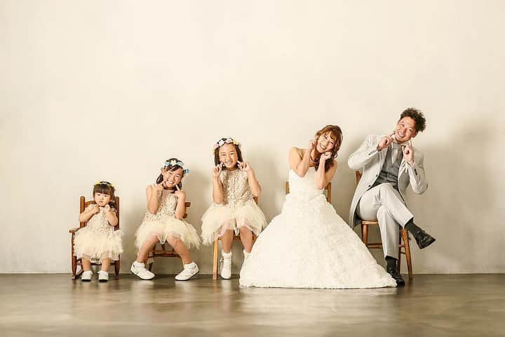 デコルテウエディングフォトグループさんのインスタグラム写真 - (デコルテウエディングフォトグループInstagram)「【全10枚！ #親子の日 特集✨】ナシ婚のお二人にもおすすめの「家族写真」👪晴れ姿を家族と共に楽しみ、一緒の思い出に。﻿ ﻿ 結婚式を挙げない「ナシ婚」が多い今。﻿ 「結婚」という大切な思い出を、美しい写真で記録する﻿ 『フォトウェディング』を提案するデコルテにも、﻿ 様々な結婚写真のご相談をいただくようになりました。﻿ ﻿ 本日は「家族写真」についてお話させて下さい✨﻿ ﻿ ＼日頃なかなか撮影できない家族写真📸／﻿ ﻿ 両家が集まりお二人をお祝いする結婚式。﻿ もちろんフォトウェディングでも同様で、﻿ ご家族をお呼びし撮る結婚式を行うことも﻿ 多くなってまいりました。﻿ ﻿ 他社では新郎新婦以外の方をスタジオに呼ぶと﻿ 追加料金を取られてしまうことがありますが、﻿ デコルテではご家族の皆様の立ち会いはもちろん﻿ 一緒に撮影する場合でも、追加料金はいただきません。﻿ ﻿ ・撮影プランへの追加料金なし﻿ ・ご両親用の衣装は貸出可能﻿ ・愛犬、愛猫との家族写真も◎﻿ （※お子様/ペットの衣装はご用意が必要です）﻿ ﻿ 親御様・ご兄弟様・お子様と。﻿ 家族と一緒に撮影する「結婚写真」は﻿ きっと一生の思い出に残るはずです。﻿ ﻿ ご家族様に間近で晴れ姿を見ていただき、﻿ 思い出とともに写真に残しましょう。✨﻿ ﻿ 前撮りや家族写真、フォトウェディングの﻿ ご質問などはプロフィールのリンクから📩﻿ ﻿ @decollte_weddingphoto﻿ ご連絡、お待ちしております！﻿ ﻿ 📸1〜4枚目﻿ hairmake 丸田 愛美﻿ studio @studiotvb_horie﻿ ﻿ 📸5〜7枚目﻿ photographer @m.niwa_studio8﻿ hairmake miki sato﻿ studio @studio8_nagoya﻿ ﻿ 📸8枚目﻿ photographer moe nishiura﻿ hairmake @risako_hairmake_tvb﻿ studio @studiotvb_horie﻿ ﻿ 📸9枚目﻿ photographer @kawagoe_tvb_wedding﻿ hairmake @misako_hairmake_tvb ﻿ studio @studiotvb_horie﻿ ﻿ 📸10枚目﻿ photographer @studioaqua.jurosakamoto ﻿ studio @studioaqua_yokohama﻿ ﻿ #家族写真 #家族前撮り #家族写真撮影 #家族写真のすすめ #家族写真👪 #洋装前撮り #令和婚 #2019夏婚 #記念写真 #記念撮影 #ファミリーフォト #家族撮影  #後撮り #ナシ婚 #ブライダルフォト #フォミリー写真 #2019年夏婚 #ウェディングフォト #結婚写真 #フォトウェディング #ウェディングニュース  #前撮り #花嫁準備  #ウェディング #卒花嫁 #結婚準備 #花嫁 #d_weddingphoto #フォトジェニックブライドアンバサダー」7月23日 18時01分 - decollte_weddingphoto
