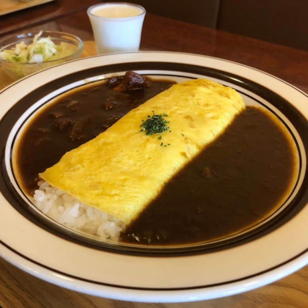 aumoグルメさんのインスタグラム写真 - (aumoグルメInstagram)「. ❤︎🍛魅惑のハーフ&ハーフオムカレー🍛❤︎ . おしゃれな雰囲気の喫茶店でいただく絶品オムカレー🥰濃厚で程良い辛さのカレーと、具がたっぷり入ったスパイシーなハヤシライスがベストマッチ🙆🏻‍♂️真ん中の薄焼き卵の色がとっても映えますよ🍳❤︎ . 写真提供 : @n.s.z.kさん﻿﻿ 素敵なお写真をありがとうございました♡﻿﻿ .﻿﻿ . 店名：『珈琲門』 ぜひ訪れてみてくださいね。 . . あなたが撮影したベストグルメpicに﻿﻿ 「#aumo」を付けて教えて下さいっ☺︎﻿﻿﻿ あなたの投稿が紹介されるかも♪﻿﻿﻿ . aumoアプリは毎日配信！おでかけや最新グルメなどaumo読者が気になる情報が満載♡﻿﻿ ダウンロードはプロフィールのURLから✔︎﻿ (iPhone&Android版) . #珈琲門#オムカレー#カレーライス#カレー#カレー🍛#愛知グルメ#名古屋グルメ#東区グルメ#愛知ランチ#名古屋ランチ#東区ランチ#愛知カフェ#名古屋カフェ#東区カフェ#カレー巡り#カレー部#カレー大好き#カレー好き#カレーランチ#喫茶部#喫茶店巡り#喫茶店#純喫茶#純喫茶巡り#ランチ部#グルメ部#나고야맛집#나고야여행#나고야카페」7月23日 18時02分 - aumo_gourmet