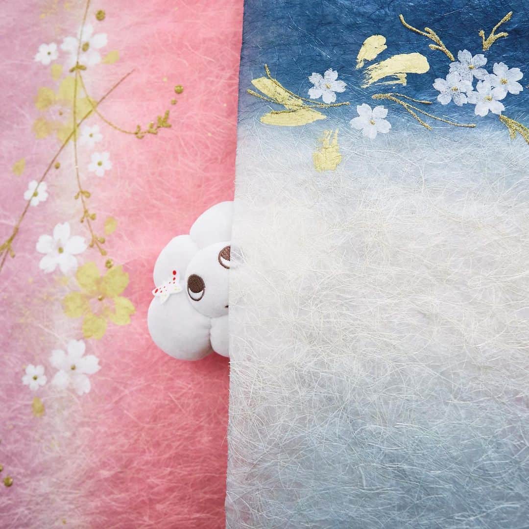 のインスタグラム：「【KUMO-chan】 今日は江戸時代から 360 年以上続く老舗「小津和紙」にやってきた KUMO ちゃん。色や形、触り心地まで、様々 な和紙の魅力に惹かれた KUMO ちゃんは、今度来るときは手漉き和紙体験をやることに決めました♪ 「小津和紙」オフィシャルウェブサイト http://www.ozuwashi.net/  KUMO-chan who came to the long-established "Ozu Washi" which has continued for over 360 years since Edo era today. KUMO-chan was attracted to various washi, its color and shape, touch, and finally decided to do a handmade washi experience next time ♪ "Ozu Washi" Official Website http://www.ozuwashi.net/en/  #mandarinorientaltokyo #MOtokyo #ImAfan #マンダリンオリエンタル東京 #motyo #nihonbashi #日本橋 #KUMO #KUMOchan #KUMO ちゃん #日本橋散策 #小津和紙 #Ozuwashi #Washi #和紙 #Paper #WashiPaper #Edo #江 戸 #EdoEra #江戸時代 #老舗 #Discover #発見 #伝統 #TraditionalCraft #JapanCulture #日本文化 #伝統文化」