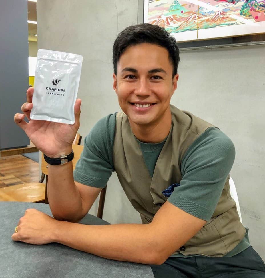 のインスタグラム：「オススメされた髪に良さそうなサプリを飲み始めました😊おじいちゃんの写真見てたら心配になってきたので👴🏼笑 WEB売り上げナンバー1の育毛剤チャップアップが作ったサプリメントらしい。これで少しでも長持ちしますように✨ケアは大事😆  #チャップアップサプリ #育毛剤 #売り上げナンバー1 #チャップアップ #育毛」