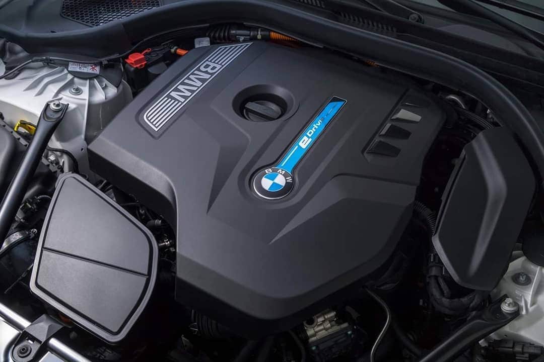 BMW Thailandさんのインスタグラム写真 - (BMW ThailandInstagram)「BMW 530e Elite หล่อ แรง ประหยัด  ด้วยน้ำมันเพียง 1 ลิตร วิ่งได้ไกลถึง 55.6 กิโลเมตร!  รถยนต์เทคโนโลยี Plug-In Hybrid ขับขี่ด้วยระบบไฟฟ้า มาพร้อมเครื่องยนต์ เบนซิน BMW TwinPower Turbo เบนซิน 4 สูบ 1,998 ซีซี  ให้กำลังสูงสุดถึง 184 แรงม้า อัตราเร่ง 0-100 กม./ชม. ในเวลาเพียง 6.2 วินาที และความเร็วสูงสุดถึง 235 กม./ชม.  อัตราสิ้นเปลืองน้ำมันเชื้อเพลิงอยู่ที่ 55.6 กิโลเมตรต่อลิตร อัตราการปล่อย CO2ที่ 41 กรัมต่อกิโลเมตรเท่านั้น!  BMW 530e Elite ราคาเริ่มต้นเพียง 2,999,000 บาท  หรือผ่อนเริ่มต้นเพียง 25,999 บาทต่อเดือน  ศึกษาข้อมูลเพิ่มเติมได้ที่: https://bit.ly/2NiQLN9  #BMW #BMWTH #BMW5Series #530eElite  # StepupYourLeague  #bangkokboulevardSathornPinklao2」7月23日 18時09分 - bmwthailand