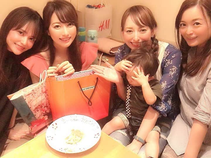 佐倉知里さんのインスタグラム写真 - (佐倉知里Instagram)「. 有紗とご飯ー♡ って思ってたらリサと綾子がサプライズで登場🥺❣️(私きゃーきゃーうるさい( ¨̮ )そしてボケボケ) お誕生日お祝いしてくれた😭💓2ヶ月遅れ♡笑 . 久しぶりに皆で会えて爆笑しっぱなし🤣 14年前の私たちは大人になっても笑い合えてるの 想像してたかなぁ(ˊo̶̶̷ᴗo̶̶̷`)✨ 沢山の思い出があって、 これからもずっと増やしてこうね💛 . . ダルマット平井さんにお久しぶりにお会いしたので 記念撮影🥰(ペロッ) ご飯ぜーーんぶ美味しかった💓沢山でてきた🥺 ご馳走様でした🥺💓 . 考えてくれたのが凄く伝わる 可愛いプレゼント達もありがとう💗 . . . #幸せもの #みんな個性的 #表情筋筋肉痛 #古友 #イケメンbaby」7月23日 18時09分 - chisa_tiara