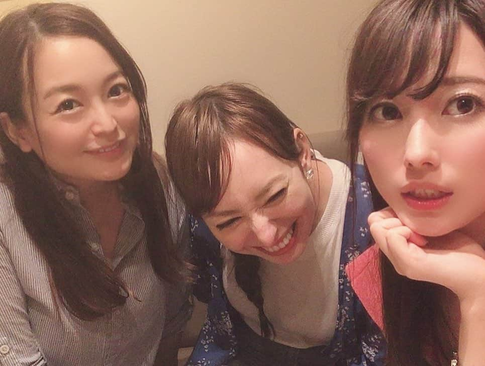 佐倉知里さんのインスタグラム写真 - (佐倉知里Instagram)「. 有紗とご飯ー♡ って思ってたらリサと綾子がサプライズで登場🥺❣️(私きゃーきゃーうるさい( ¨̮ )そしてボケボケ) お誕生日お祝いしてくれた😭💓2ヶ月遅れ♡笑 . 久しぶりに皆で会えて爆笑しっぱなし🤣 14年前の私たちは大人になっても笑い合えてるの 想像してたかなぁ(ˊo̶̶̷ᴗo̶̶̷`)✨ 沢山の思い出があって、 これからもずっと増やしてこうね💛 . . ダルマット平井さんにお久しぶりにお会いしたので 記念撮影🥰(ペロッ) ご飯ぜーーんぶ美味しかった💓沢山でてきた🥺 ご馳走様でした🥺💓 . 考えてくれたのが凄く伝わる 可愛いプレゼント達もありがとう💗 . . . #幸せもの #みんな個性的 #表情筋筋肉痛 #古友 #イケメンbaby」7月23日 18時09分 - chisa_tiara