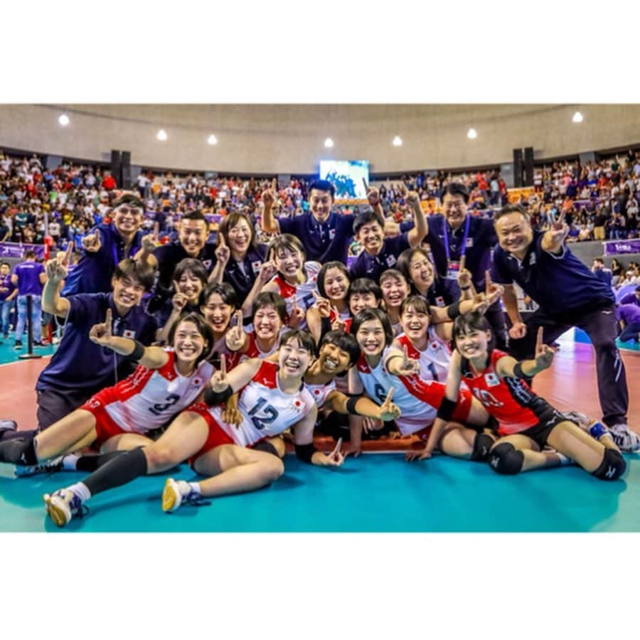 石川真佑さんのインスタグラム写真 - (石川真佑Instagram)「~2019.7.12〜7.21~ woman's U20 world championship🌎✨ in  MEXICO🇲🇽 . たくさんの応援ありがとうございました！ チーム全員で戦い、最高の結果を残すことができました🏆 この経験を生かしてさらに成長できるように頑張ります！💪 これからも応援よろしくお願いします！ ・ ・ ・ ・ ・ #世界一🏆 #最高のメンバー」7月23日 18時09分 - mayu_00514