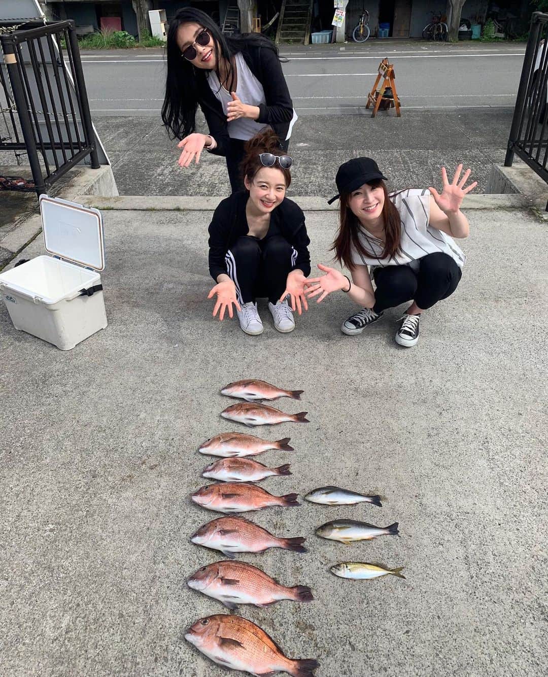 梅本静香のインスタグラム：「また釣りへ‪🎣‬笑﻿ 連れた魚は近くのお店で刺身、塩焼き、しゃぶしゃぶにしてもらいました😆﻿ 美味しかった～🤤﻿ ﻿ こないだ鯛釣って、﻿ それ以外釣りたかったからイサキが釣れて満足でした✨﻿ ﻿ ﻿ ﻿ ﻿ #actress #model #Japan #instagood #happy #instaphoto #selfie #fish #fishing #釣り #釣りガール #熱海 #鯛 #イサキ」