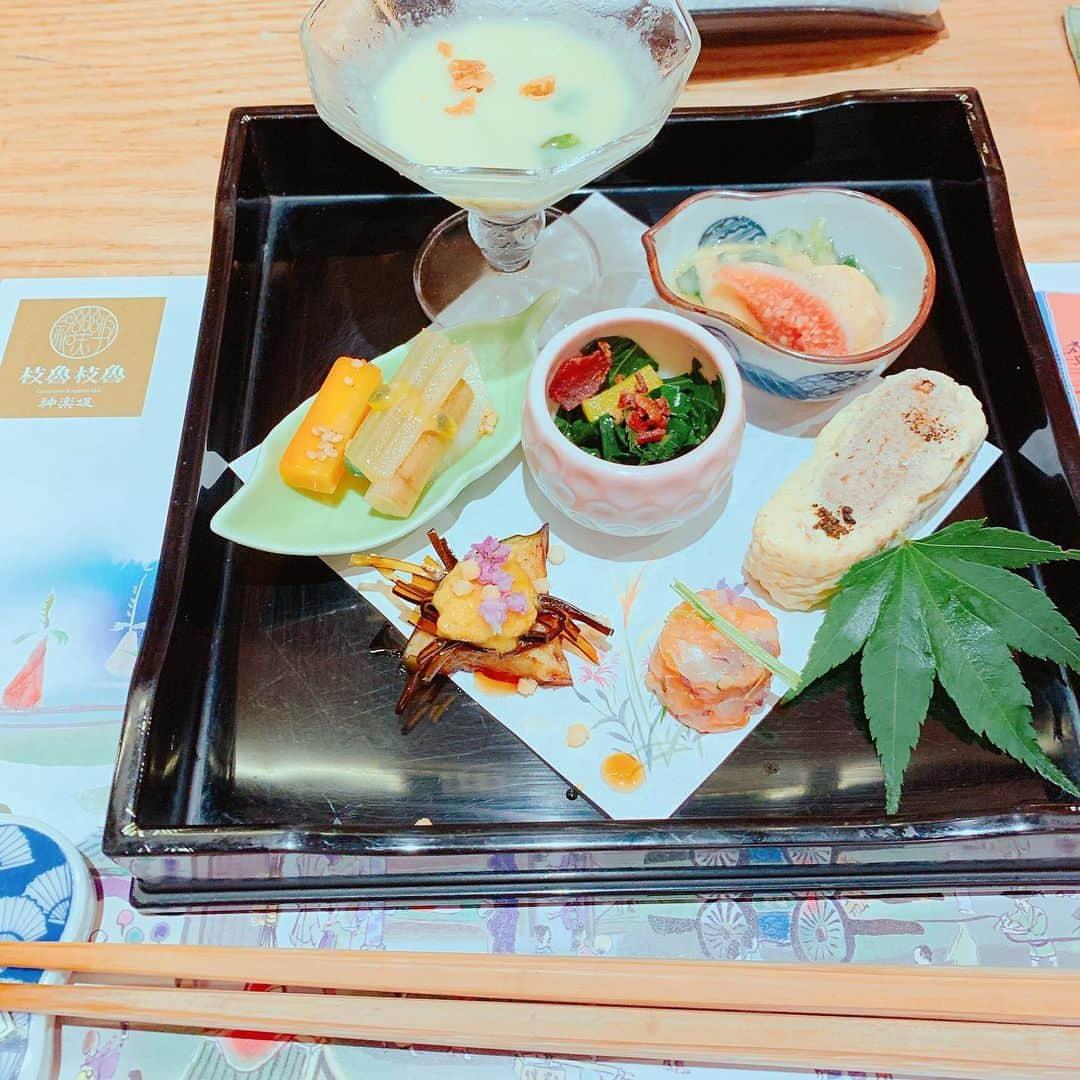 武田るいさんのインスタグラム写真 - (武田るいInstagram)「神楽坂🍴 くずし割烹 枝魯枝魯🐟 京都と神楽坂にあるみたい🍴 コースのみ毎月変わるよ〜☺️💕 和食なのにおしゃれな味でお値段もお手頃で行きやすいよ😚✌︎✨ 大好きなお店〜🙈 フォアグラ、はも、うなぎ、うに、トウモロコシのかき氷、色んな旬の食べ物美味しすぎたよ👸💕 最近妹が和食好きなので一緒に行って幸せな時間〜♬ #神楽坂 #神楽坂グルメ #tokyo #枝魯枝魯 #和食 #くずし割烹 #dinner」7月23日 18時24分 - rui_1002