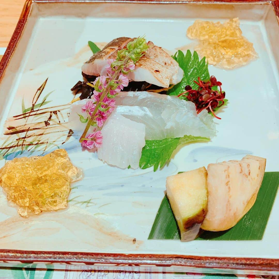 武田るいさんのインスタグラム写真 - (武田るいInstagram)「神楽坂🍴 くずし割烹 枝魯枝魯🐟 京都と神楽坂にあるみたい🍴 コースのみ毎月変わるよ〜☺️💕 和食なのにおしゃれな味でお値段もお手頃で行きやすいよ😚✌︎✨ 大好きなお店〜🙈 フォアグラ、はも、うなぎ、うに、トウモロコシのかき氷、色んな旬の食べ物美味しすぎたよ👸💕 最近妹が和食好きなので一緒に行って幸せな時間〜♬ #神楽坂 #神楽坂グルメ #tokyo #枝魯枝魯 #和食 #くずし割烹 #dinner」7月23日 18時24分 - rui_1002