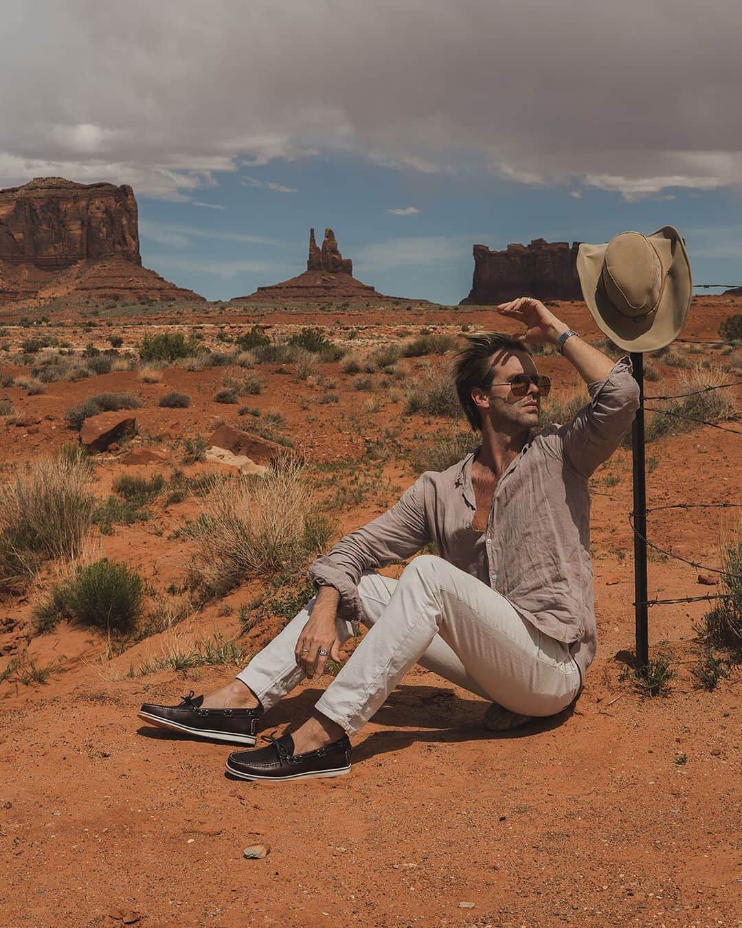 カーシューさんのインスタグラム写真 - (カーシューInstagram)「Off the beaten track. @chrisburtallan explores the desert wearing #CarShoe soft leather pull up mocassins. Handmade in Italy.」7月23日 18時18分 - carshoe