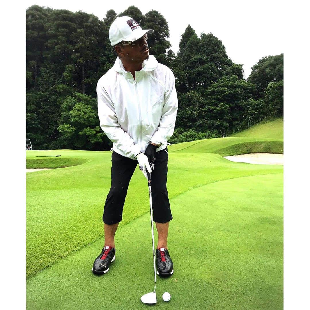 大原かおりさんのインスタグラム写真 - (大原かおりInstagram)「👯‍♀️⛳️ 先週は『第7回 ブラザーコンペ』でした🏌️‍♀️⛳️ ビックリする位の土砂降りでしたが、途中から全く雨も気にならない位に楽しめましたっ👯‍♀️☔️🎶 どの位の雨だったかは、私のショットの動画をご覧ください♡ ☺︎ 大雨すぎて…口が滑っても私が雨女だとは発言出来なかったです🤣🙏☔️笑 ☺︎ 家族みたいに仲良くしてもらっている、アンコキーヌの藤島夫妻と黒田アーサー夫妻とハーフが終わって写真を撮ったら…みんな髪がびちょ濡れでした😝👍w ☺︎ 同じ組は、ブラザーコンさん・長年お世話になっている水戸の鈴木さんと大木さん😊✨ 大雨でしたが、同じ組で回った大木さんは優勝😍🏆 鈴木さんはキャプテンサンタ賞でステキなキャディバッグを当て笑顔で水戸にお帰りになりました👏😋 ☺︎ アンコキーヌ賞も豪華すぎてもらった方が羨ましすぎました🎶 はぁー楽しかった🏌️‍♀️❣️❣️ コンさんお疲れ様でした🤗⛳️ * #太平洋ゴルフ #千葉 #ゴルフ #ゴルフコンペ #ブラザーコンペ #大雨ゴルフ #楽しかった #ブラザーコン #アンコキーヌ #世界の藤島 #黒田アーサー #しほちゃん #ファミリー #ゴルフ女子 #雨女 #あたす #途中まで #スボン #ファスナー #空いてました #🤣 #ナイショね #😘 #Golf #golfswing #私の #ゴルフスイング #ヨレヨレ #🙈 #⛳️」7月23日 18時19分 - oharagaori_otty