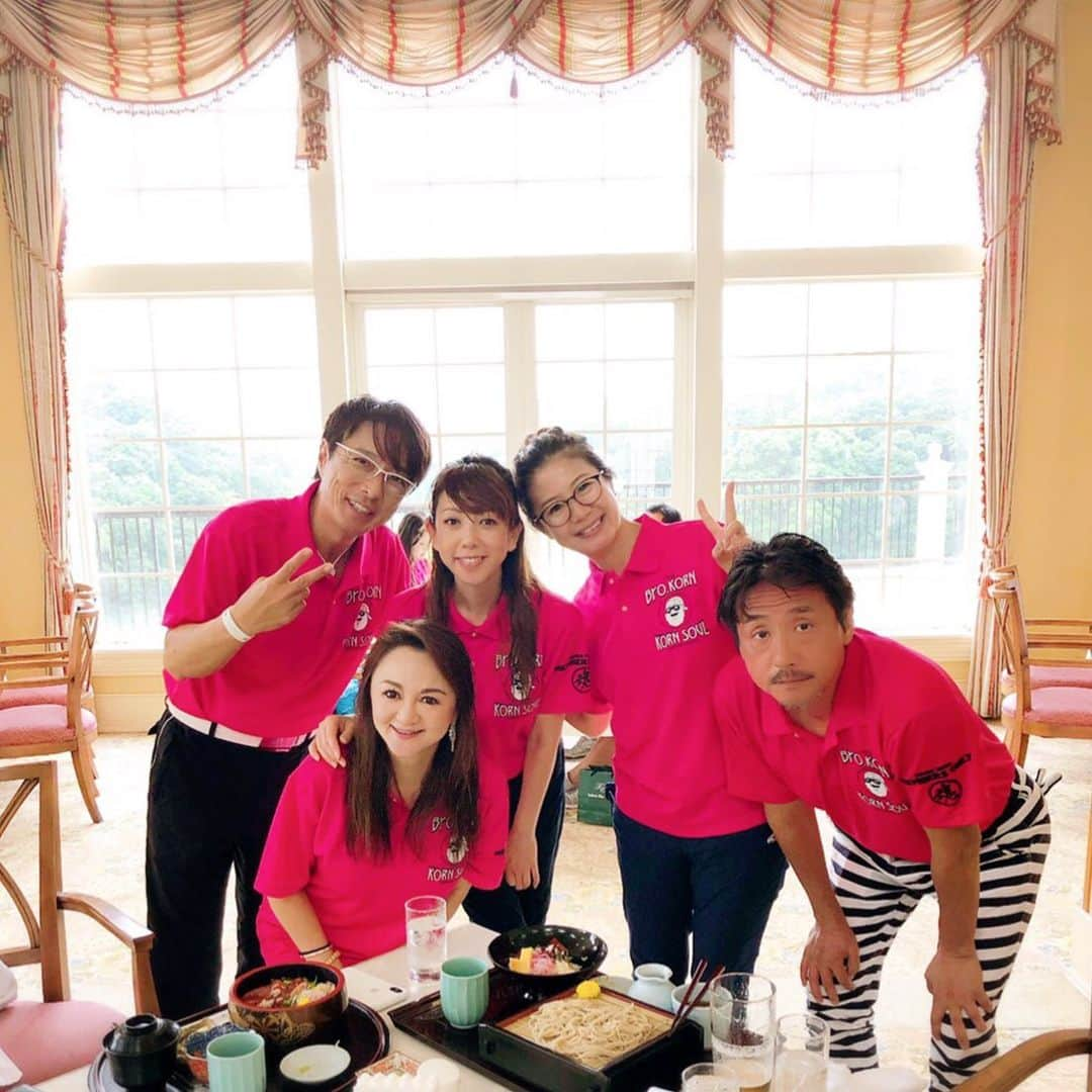 大原かおりさんのインスタグラム写真 - (大原かおりInstagram)「👯‍♀️⛳️ 先週は『第7回 ブラザーコンペ』でした🏌️‍♀️⛳️ ビックリする位の土砂降りでしたが、途中から全く雨も気にならない位に楽しめましたっ👯‍♀️☔️🎶 どの位の雨だったかは、私のショットの動画をご覧ください♡ ☺︎ 大雨すぎて…口が滑っても私が雨女だとは発言出来なかったです🤣🙏☔️笑 ☺︎ 家族みたいに仲良くしてもらっている、アンコキーヌの藤島夫妻と黒田アーサー夫妻とハーフが終わって写真を撮ったら…みんな髪がびちょ濡れでした😝👍w ☺︎ 同じ組は、ブラザーコンさん・長年お世話になっている水戸の鈴木さんと大木さん😊✨ 大雨でしたが、同じ組で回った大木さんは優勝😍🏆 鈴木さんはキャプテンサンタ賞でステキなキャディバッグを当て笑顔で水戸にお帰りになりました👏😋 ☺︎ アンコキーヌ賞も豪華すぎてもらった方が羨ましすぎました🎶 はぁー楽しかった🏌️‍♀️❣️❣️ コンさんお疲れ様でした🤗⛳️ * #太平洋ゴルフ #千葉 #ゴルフ #ゴルフコンペ #ブラザーコンペ #大雨ゴルフ #楽しかった #ブラザーコン #アンコキーヌ #世界の藤島 #黒田アーサー #しほちゃん #ファミリー #ゴルフ女子 #雨女 #あたす #途中まで #スボン #ファスナー #空いてました #🤣 #ナイショね #😘 #Golf #golfswing #私の #ゴルフスイング #ヨレヨレ #🙈 #⛳️」7月23日 18時19分 - oharagaori_otty