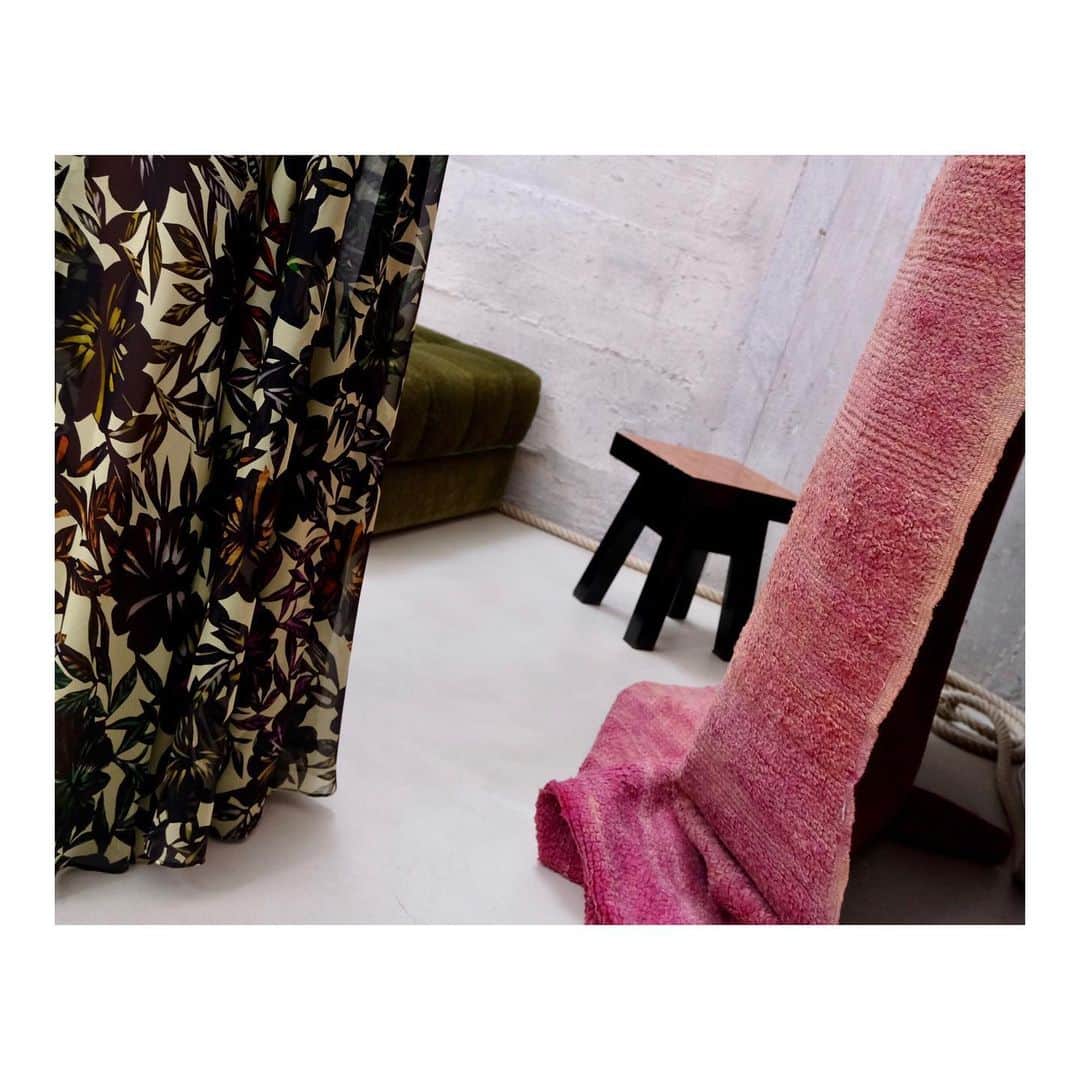 シューマッハさんのインスタグラム写真 - (シューマッハInstagram)「DOROTHEE SCHUMACHER #fw19 #acolorfulmind #behindthescenes #fotoshoot #editorialshoot #design #newcollection #accessories #kittenheels #interiordesign #interior #print #flowerprint #pink #silkdresses #maxidress 💕」7月23日 18時19分 - dorotheeschumacher