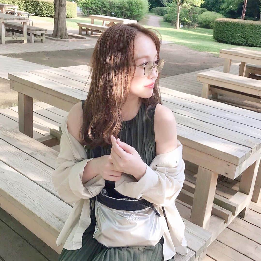 海老原りささんのインスタグラム写真 - (海老原りさInstagram)「#今日のコーデ 🌤 . . . 実家に帰って妹とドライブした日🚙♪ いつもは親やお婆ちゃんがいるから メイクしてあげたり、髪アレンジしてあげたり 久しぶりに二人きりで色々な話しして楽しかった💕 . 実家に帰るだけだし〜 暑いし〜 楽ちんな服装しています☺️👍🏻 . ✔︎シャツ…JEANASIS(@jeanasis_official ) . ✔︎ワンピース…韓国 高速ターミナル駅直通の Go to mall内のお店で1000円 ＊ . ✔︎バッグ…MAISON DE REEFUR(@maisondereefur ) . ✔︎サングラス…Zoff . ちょっとそこまで用や お仕事がない日は メイクもプチプラコスメを使うし こんな感じの服装が多いです😋 . . . #えびちゃんコーデ#低身長コーデ #153cm#今日の私服#韓国ファッション#韓国購入品#コーデ#コーディネート#シンプルコーデ#私服#プチプラコーデ#高速ターミナル#韓国好き#セザンヌ#リップ#CEZANNE #japanesegirl#ootd#code#lovefashion」7月23日 18時25分 - ebichan_nn_n