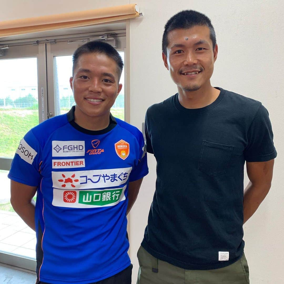 高木大輔さんのインスタグラム写真 - (高木大輔Instagram)「出会いもあれば別れもあるサッカー界だけどやっぱり寂しいな。 去年は一緒にサイド組んだし今年は2人でたくさんサイドを駆け上がれて心強かったし楽しかった。 セグ君ありがとう！ マッチアップは絶対にしたくないです！笑 栃木でも倒れるまで走ってください！ いってらっしゃい👍  #瀬川和樹 #セグ君 #レノファ山口 #栃木SC #お世話になりました」7月23日 18時29分 - daisuke_takagi18