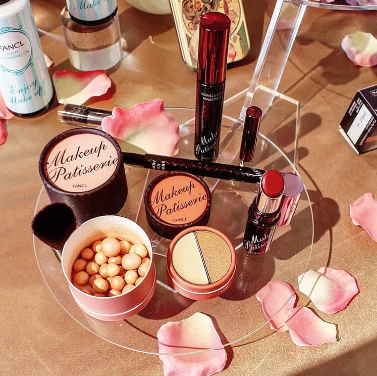 Locariのインスタグラム：「FANCLから8/20より秋にぴったりのメイクアイテムが販売スタートします👀💄✨﻿ ﻿ ﻿ 「メイクアップパティスリー」というコンセプトでアイカラーやチークなど見た目にも美味しそうなカラーのアイテムが登場♡﻿ それに合わせて、「カラーフィットルージュ」もリニューアル発売💄合わせて使うことでトレンド感のある秋らしい印象のメイクに仕上がります！﻿ ﻿ ﻿ ﻿ 🍰メイクアップパティスリー🍰﻿ ☆デュアルアイカラー2色﻿ →クリームとパウダーの２つの質感で美しい発色﻿ (1,500+税)﻿ ﻿ ☆カラーボールチーク2色﻿ →カラフルなチーク&ハイライトボールが明るさと立体感を演出﻿ (2,300+税)﻿ ﻿ ☆アイブロウペンシル&パウダー1色﻿ →ペンシルとパウダーの２つの質感でナチュラルで立体感のある眉毛を作るアイブロウ﻿ (2,300円+税)﻿ ﻿ ☆ロングラッシュマスカラ1色﻿ →トリートメント効果に優れていて、繊維入りなので大きく美しい目元に﻿ (2,190円+税)﻿ ﻿ ☆ルージュケース﻿ →別売りのカラーフィットルージュがセットできる限定ケース﻿ (705円+税)﻿ ﻿ ﻿ 💄カラーフィットルージュ💄﻿ どんなシーンでも使いやすいカラーラインナップ全6色(2,190+税)﻿ 特にブリックレッド(66)は秋限定メイクに合わせたオススメカラー♡﻿ ﻿ ☑︎しっかりとしたフィット感で色持ちが良い﻿ ☑︎リップトリートメント成分配合で荒れがちな唇のめくれを整えてくれる﻿ ☑︎縦ジワなどをフレッシュモイストコラーゲンや高分子ヒアルロン酸配合でふっくらとした唇に導いてくれる ﻿ #FANCL#メイクアップパティスリー#カラーフィットルージュ#秋メイク #秋メイク2019 #コスメ #コスメ好きさんと繋がりたい #コスメ好き #コスメマニア #コスメ好きな人と繋がりたい #コスメレポ #コスメ紹介 #リップ #リップメイク #リップスティック #ピンクリップ #マスカラ #カラーマスカラ #アイメイク #今日のアイメイク #チーク ﻿」