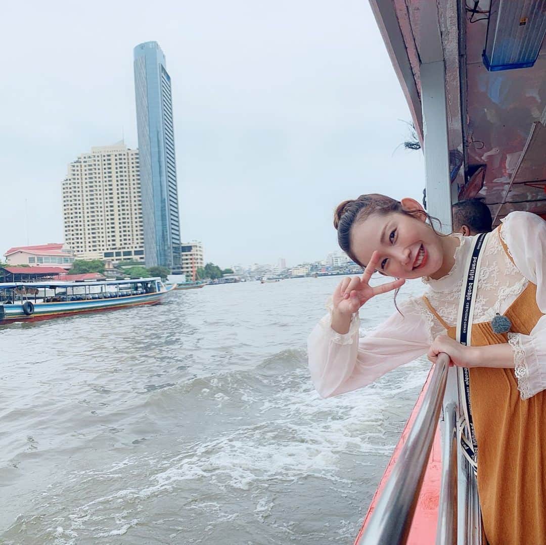 中上真亜子さんのインスタグラム写真 - (中上真亜子Instagram)「今夜の火曜ドォーモはタイの旅・前編です🥳🌴水上バスに乗ったり、すんばらしい寺院にお邪魔したり、新しく出来たデパートにも行ってきたよ🚢 #図々しすぎるけど袈裟の色を意識したワンピだよ😊  またすぐ行きたい国だったな〜福岡からは#タイ国際航空 #エアアジア #タイライオンエア の3つが就航してるから便利なんだよ✈️ よかったら是非見てください🥰 #スリーピースの旅」7月23日 18時42分 - maako_nakagami