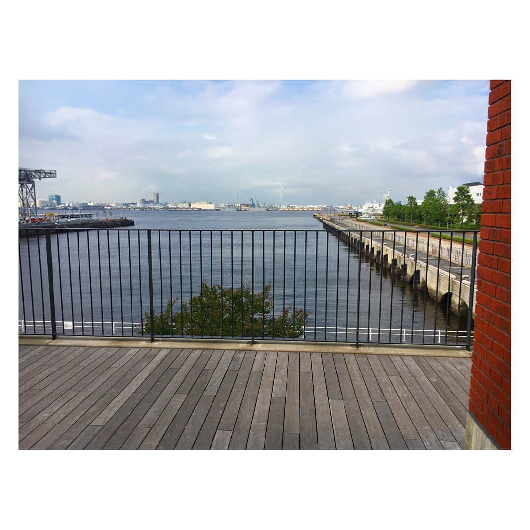 福田沙紀さんのインスタグラム写真 - (福田沙紀Instagram)「レモネードを楽しんだ後は 外で、しばらく海を眺めていました🚢  建物で日陰が出来て 気持ち良い風が吹き 癒されました🐚」7月23日 18時37分 - sakifukuda_official