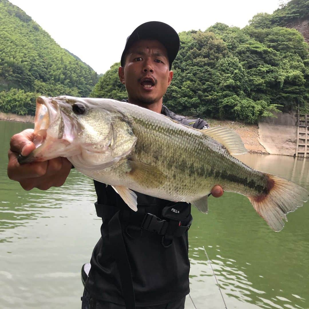 廣末陸さんのインスタグラム写真 - (廣末陸Instagram)「レノファ山口釣り部の主将が退部することになってしまいました。。 こんなに生意気な僕にも優しく接してくれて最高の先輩でした😊 またどこかのダムで！！！ お互い頑張りましょう！！ #瀬川和樹 #廣末陸 #レノファ山口 #多分セグくんは #インスタ壊れててこの投稿は見れてません。笑」7月23日 18時37分 - rikulovesoccer