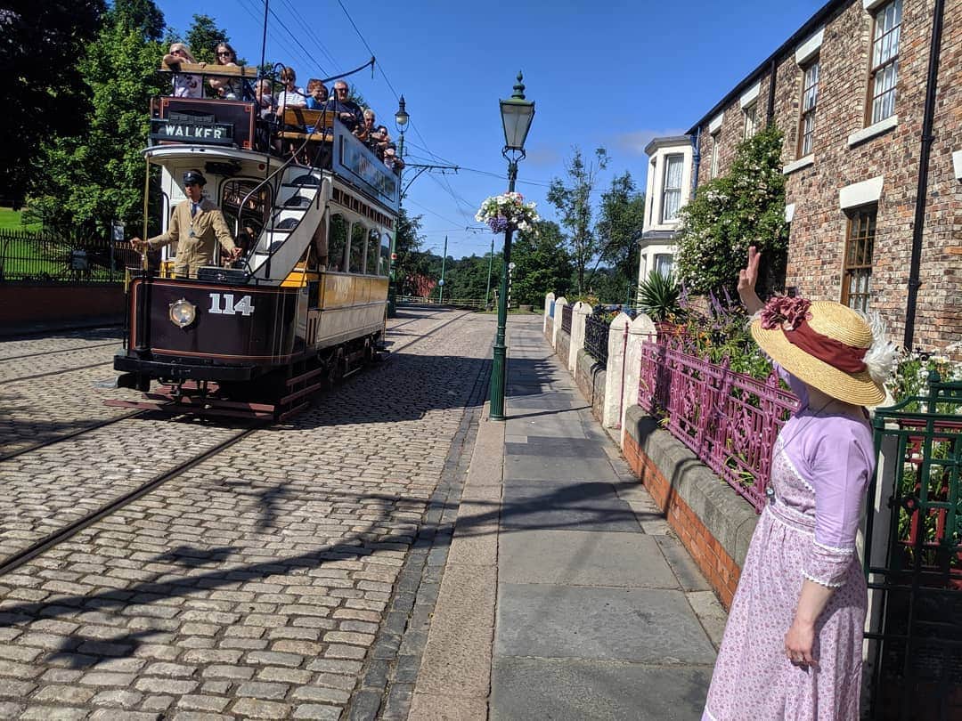 のインスタグラム：「A warm (27°C🌡️!) welcome to all of our visitors today 🙋☀️ who's joining us? #summerishere #sunshine #bluesky #getthesuntanlotionout #summerbonnet #thermometer #hotweather」