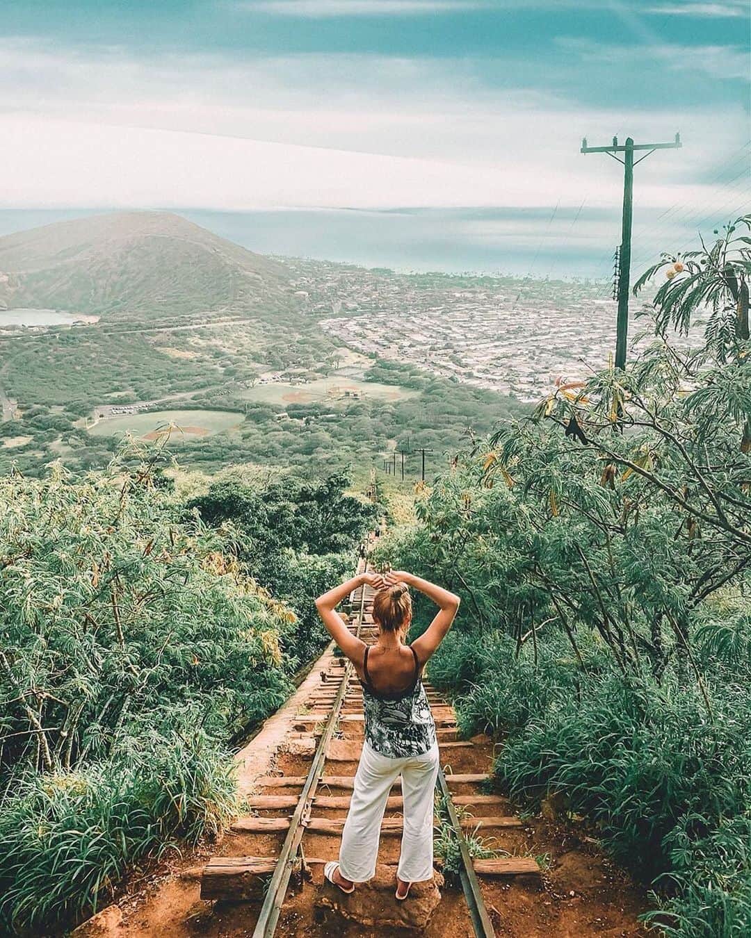 タビジョのインスタグラム：「こんばんは😊 ハワイのお写真は 「#タビジョ」とあわせて 「#tabijyomap_hawaii」でお待ちしてます✨ 本日はこちら💕 ＊＊＊＊＊＊ 📸@onumaaan さん 🚩ハワイ・オアフ島 「ココヘッド」 長ーい一本の線路の上を登る ココヘッド！ ㅤㅤㅤㅤㅤㅤㅤㅤㅤㅤㅤㅤㅤ 登る予定じゃなかったのに 近くまで向かったら 登りたくなって登った(笑) ㅤㅤㅤㅤㅤㅤㅤㅤㅤㅤㅤㅤㅤ サンダルに白パンっていう 場違いさ🤣 ㅤㅤㅤㅤㅤㅤㅤㅤㅤㅤㅤㅤㅤ こんな感じでもいけたけど 足場悪いし線路の下は空洞の ところもあるから ちゃんとした服のがいいと思う(笑) ＊＊＊＊＊＊ 絶景ですね😍 約1時間ほどの上り坂が続きますので予め用意して挑みましょう🙋‍♀️ ＊＊＊＊ #タビジョ #タビジョと繋がりたい  #tabijyo_hawaii #アロハタビジョ」