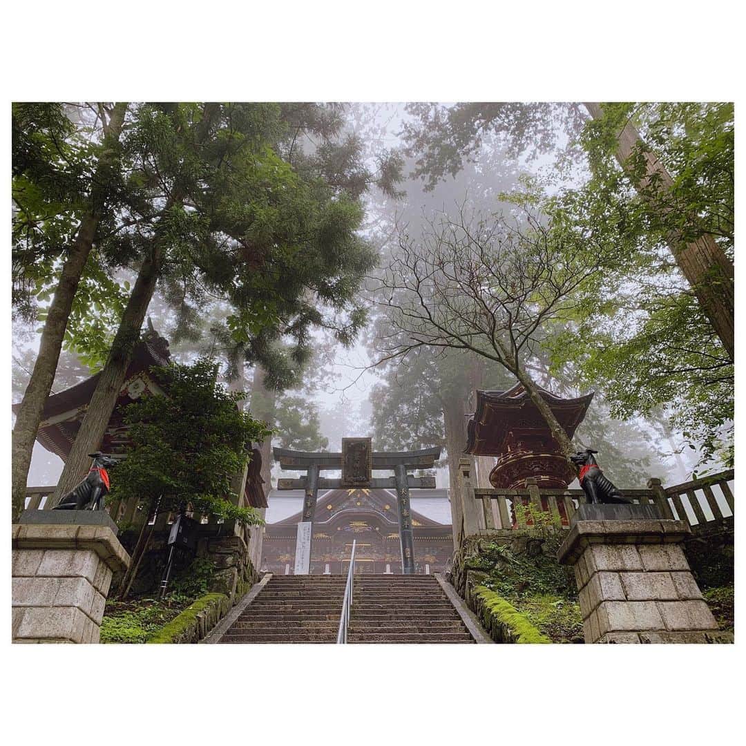 のインスタグラム：「今日は朝5時出発で三峰神社へ。 オオカミが祀られている三峰神社は昨年は特にパワーがあると聞き病気が分かってからすぐにお参りにいった神社。 1年たって経過も順調と先生に言われたのでお礼を兼ねて行ってきました。 今日は霧がかかって幻想的だったし、やっぱり凄く気持ちが良い場所です。 ただ、とにかく遠い、、。 でも道中終始楽しく過ごせたのであっという間でした。 朝の心地良いウグイスの鳴き声を変なウグイスに邪魔されてとれなかった事だけが残念😑」