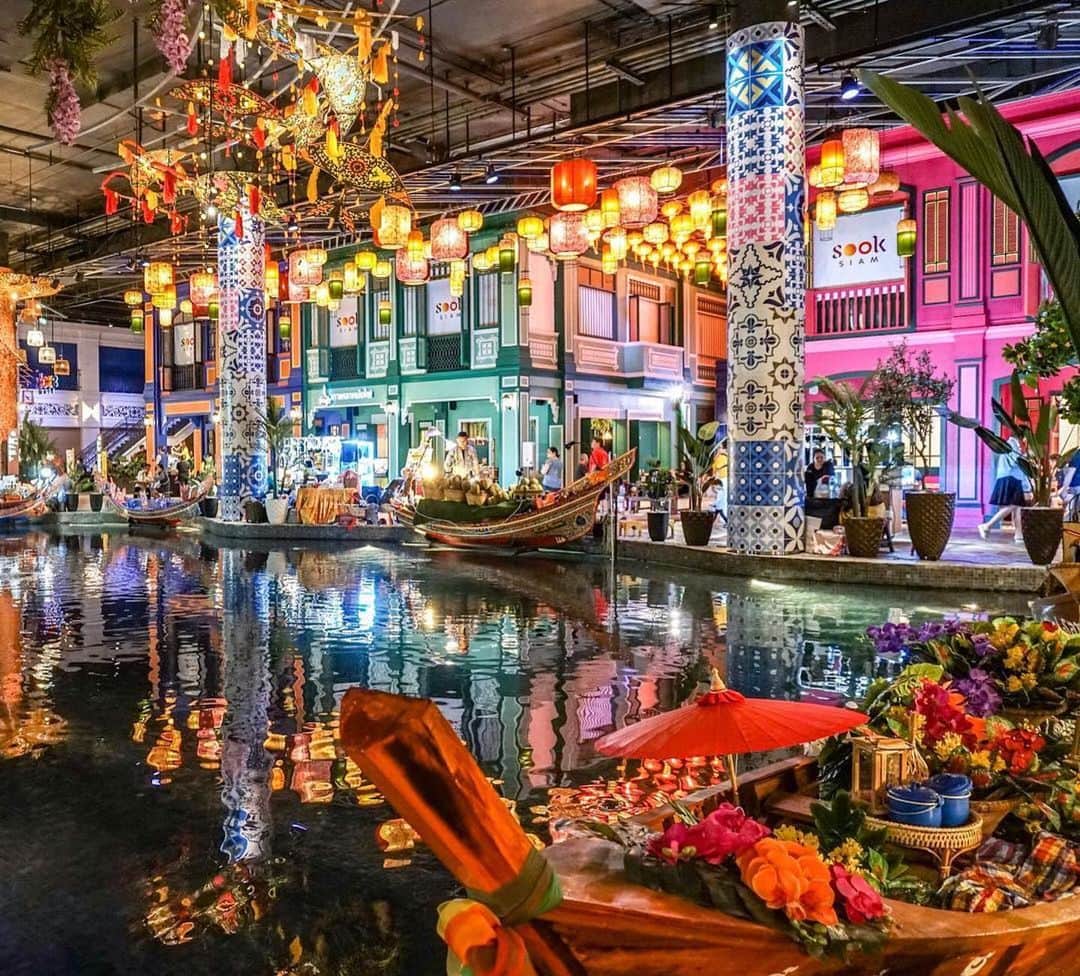 タイ国政府観光庁さんのインスタグラム写真 - (タイ国政府観光庁Instagram)「サワッディー・カー✨﻿ ﻿ 今週の #こんなタイ知らなかった は、昨年11月にオープンしたバンコク最大級の商業施設「アイコンサイアム」🤗﻿ ﻿ 水上マーケットをイメージしたカラフルな内装のフードコートは、フォトジェニックと話題です📸﻿ ﻿ @isawo2000さん、コップン・カー🙏﻿ ﻿ ・・・・・・・﻿ 今まで知らなかったタイの魅力を見つけたら、ハッシュタグ #こんなタイ知らなかった をつけて投稿して下さい！こちらでご紹介させて頂くことがあります。皆さんからの投稿をお待ちしています😊﻿ ﻿ #repost #タイ #バンコク #アイコンサイアム #水上マーケット #フードコート #インスタ映え #フォトジェニック #こんなタイ知らなかった #はじめてのタイ #タイ旅行 #バンコク旅行 #旅好きな人と繋がりたい #旅行好きな人と繋がりたい #海外旅行 #thailand #bangkok #iconsiam #shopping #bangkokshopping #amazingthailand #thailandtravel #thailandtrip #thai  #thaistagram #lovethailand  #genic_thailand」7月23日 18時45分 - amazingthailandjp