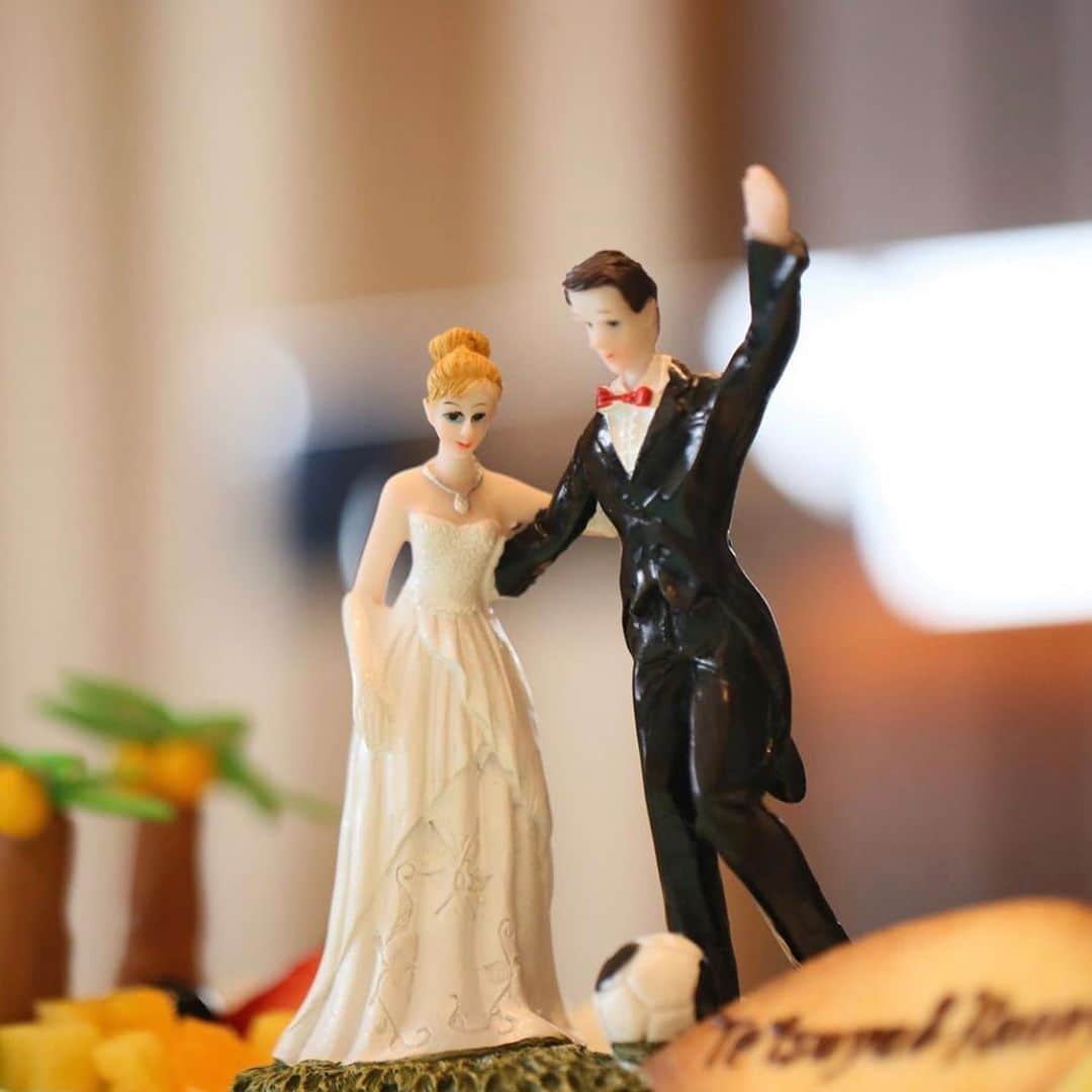 Dears Weddingさんのインスタグラム写真 - (Dears WeddingInstagram)「【ウエディングケーキ特集】﻿﻿﻿ ﻿﻿﻿ おふたりの物語を﻿﻿﻿ オリジナルのケーキに✨﻿﻿﻿ ﻿﻿﻿ Dears Weddingでは、﻿﻿﻿ 専属のパティシエがおふたりのストーリーや﻿﻿﻿ ゲストへの想いを直接お伺いしながら、﻿﻿﻿ オリジナルデザインのウエディングケーキを﻿﻿﻿ お作りいたします。﻿﻿﻿ ﻿﻿﻿ こだわりを表現した世界に一つだけの﻿﻿﻿ ウエディングケーキが、ゲストの印象に残る﻿﻿﻿ おもてなしを叶えます。﻿﻿﻿ ﻿﻿ ﻿ ・・・﻿﻿ #repost @thesurf_oceanterrace ﻿ ・・・ ・ おしゃれなリゾート感溢れるケーキ✨ 専属パティシエがお二人の理想のケーキを創ります♫ ・ ・ #thesurfoceanterrace #ザサーフオーシャンテラス #海が見える式場 #海  #海が好きな人と繋がりたい #結婚式 #wedding #SURF #ウエディングドレス  #ドレス迷子 #タキシード #オーシャンビュー #リゾート #全国のプレ花嫁さんと繋がりたい #プレ花嫁 #プレ花嫁準備  #千葉花嫁#千葉カメラ部  #全国のカメラ好きと繋がりたい #写真 #photography」7月23日 18時46分 - dearswedding