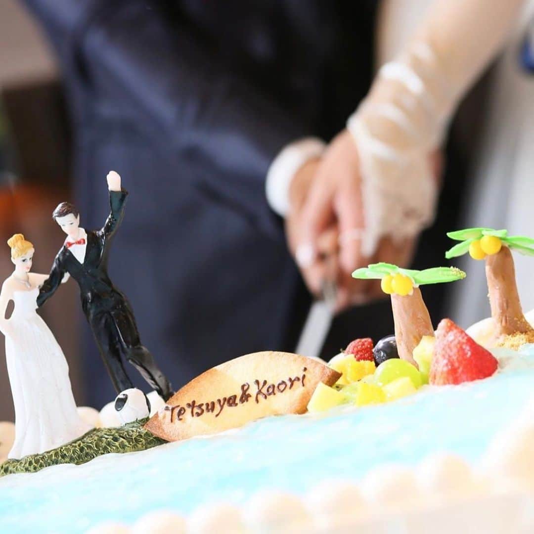 Dears Weddingさんのインスタグラム写真 - (Dears WeddingInstagram)「【ウエディングケーキ特集】﻿﻿﻿ ﻿﻿﻿ おふたりの物語を﻿﻿﻿ オリジナルのケーキに✨﻿﻿﻿ ﻿﻿﻿ Dears Weddingでは、﻿﻿﻿ 専属のパティシエがおふたりのストーリーや﻿﻿﻿ ゲストへの想いを直接お伺いしながら、﻿﻿﻿ オリジナルデザインのウエディングケーキを﻿﻿﻿ お作りいたします。﻿﻿﻿ ﻿﻿﻿ こだわりを表現した世界に一つだけの﻿﻿﻿ ウエディングケーキが、ゲストの印象に残る﻿﻿﻿ おもてなしを叶えます。﻿﻿﻿ ﻿﻿ ﻿ ・・・﻿﻿ #repost @thesurf_oceanterrace ﻿ ・・・ ・ おしゃれなリゾート感溢れるケーキ✨ 専属パティシエがお二人の理想のケーキを創ります♫ ・ ・ #thesurfoceanterrace #ザサーフオーシャンテラス #海が見える式場 #海  #海が好きな人と繋がりたい #結婚式 #wedding #SURF #ウエディングドレス  #ドレス迷子 #タキシード #オーシャンビュー #リゾート #全国のプレ花嫁さんと繋がりたい #プレ花嫁 #プレ花嫁準備  #千葉花嫁#千葉カメラ部  #全国のカメラ好きと繋がりたい #写真 #photography」7月23日 18時46分 - dearswedding