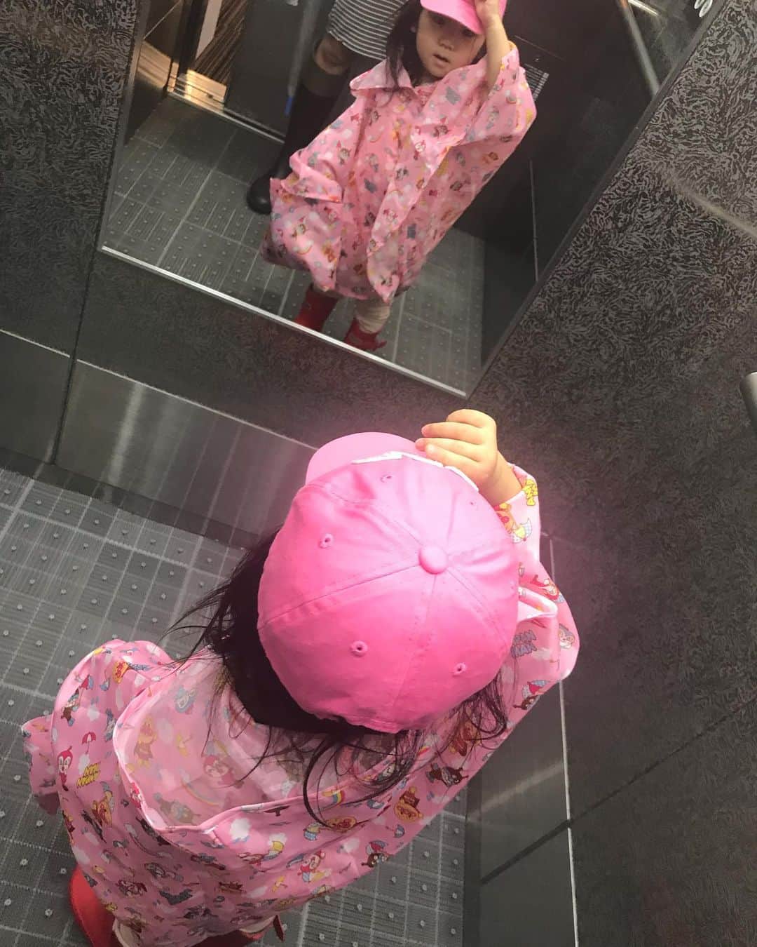Yuka Maeda ::manicurelistのインスタグラム：「なんだそのモデル風（笑） 毎日わらけます（笑）  #キャップの持ち方 #たち方 #半開きの口 #表情 #左手は腰に #だれやねん #そしてアンパンマン #パー子スタイル」