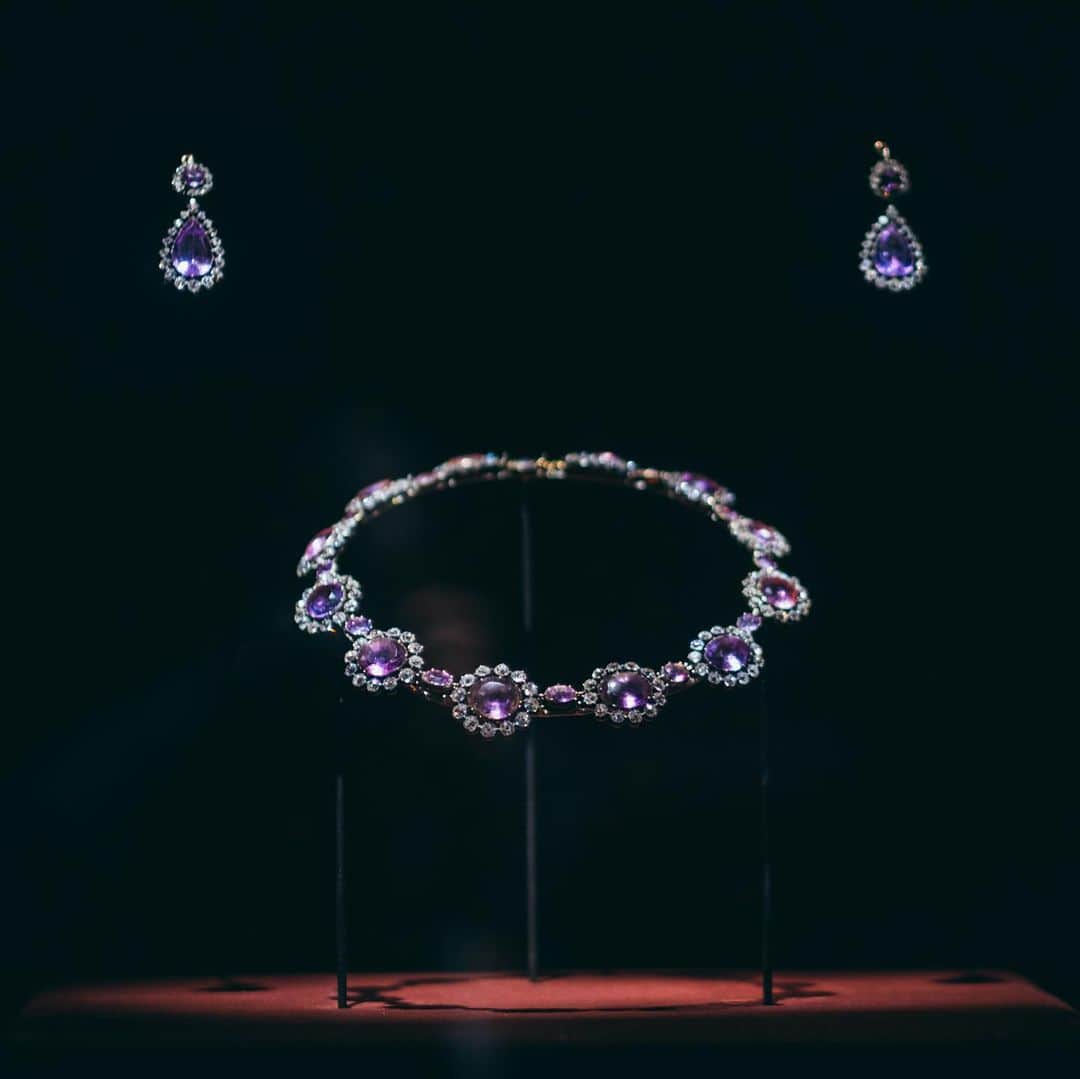 Chaumetさんのインスタグラム写真 - (ChaumetInstagram)「Chaumet In Majesty: heritage creations. This demi-parure illustrates fabulously Napoléon's practice of sumptuous gift-giving and represents a fine example of Nitot's majestic style.The set, a gift to Baroness Zoé de Feltz to commemorate her son's baptism, is composed of a necklace of alternating large oval amethysts on fixed mounts surrounded by brilliant-cut diamonds and a matching pair of dangling earrings that boast pear-shaped amethysts. #Chaumet #ChaumetMonaco #ChaumetinMajesty #ChaumetTreasures」7月23日 18時49分 - chaumetofficial