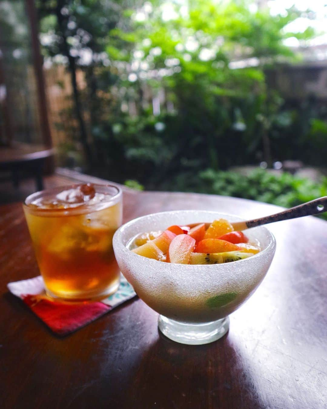 東急電鉄さんのインスタグラム写真 - (東急電鉄Instagram)「. Tenugui Café Ichigeya is a five minute’s walk from Hase Station, and easily spottable for its black trimmed design that’s reminiscent of a traditional Japanese house. Inside it’s filled with a nostalgic air that reminds you of a journey home to the countryside.  For your next visit, try taking the Enoshima-Kamakura Freepass to Kamakura and come on by. (Hase St./Enoshima Electric Railway) . 「東急江の島・鎌倉フリーパス」で行ける、長谷駅より徒歩5分程の「手ぬぐいカフェ一花屋」には、田舎の家屋を訪れたような日本のノスタルジックな雰囲気が漂っています。 (長谷駅/江ノ島電鉄) . #Japanesesweets #japanesedessert #dessertstagram #instasweets #sweets #dessert #甜點 #디저트 #카페 #카페스타그램 #cafe #coffeelover #咖啡店 #кафе #كافيه #日本美食 #japan #igtravel #traveling #japantravel #japantrip #visitjapan #explorejapan #일본 #療癒 #抹茶 #東急江の島鎌倉フリーパス」7月23日 18時52分 - tokyu_railways