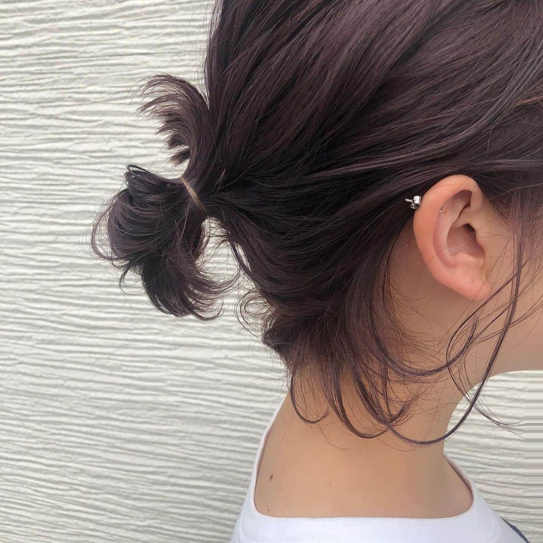 yu nakamura ヘアアレンジ hairarrangeのインスタグラム：「ちょこんアレンジ♡ 短くてもかわいい♬ 暑いときは結びたくなります😓  #レイフィールド #rayスタイル#一宮#一宮市#ヘアアレンジ#ミディアム#セルフアレンジ#ミディアムアレンジ#hair#haircolor #fashion」