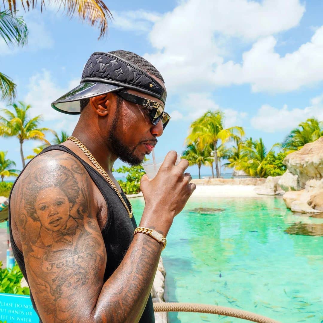 ファボラスのインスタグラム：「When people don’t move like you do, your ambition can sound like arrogance! 😎🌴🇧🇸 [shot by @directorgerardvictor]  #Bahamas」